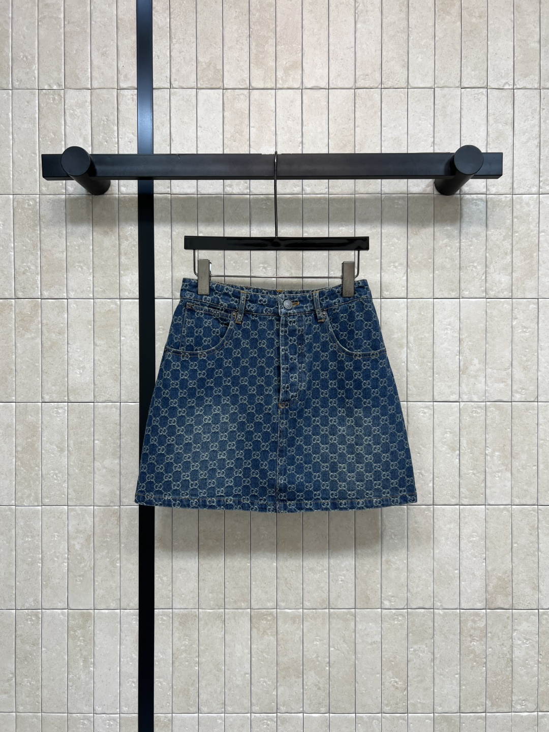 NO:753523,G Home 26 spring and summer new GG jacquard gradient denim dress, all-over printed double G presbyopia distressed retro denim fabric, retro and fashionable!  Straight cut + detachable belt, waist slimming, A-line skirt, super slim, friendly for small people, short-sleeved design, super comfortable to wear in spring and summer, stiff fabric, not easy to deform, casual with sneakers, casual and sophisticated style with high heels, versatile and not picky ~ four sizes in one color Size/S-M-L - XL,,gucci,high heels,skirts,T-shirt,19860909G家 26春夏新款 GG提花渐变牛仔连衣裙 满印双G老花做旧复古牛仔面料 复古又时髦！直筒剪裁+可拆卸腰带 收腰显身材 A字裙摆超显瘦 小个子友好 短袖设计春夏穿超舒服 面料挺括不易变形 搭配球鞋休闲 配高跟鞋轻熟风 百搭不挑人~一色四码 Size/S-M-L - XL,,gucci,high heels,skirts,T-shirt,,Women's clothing