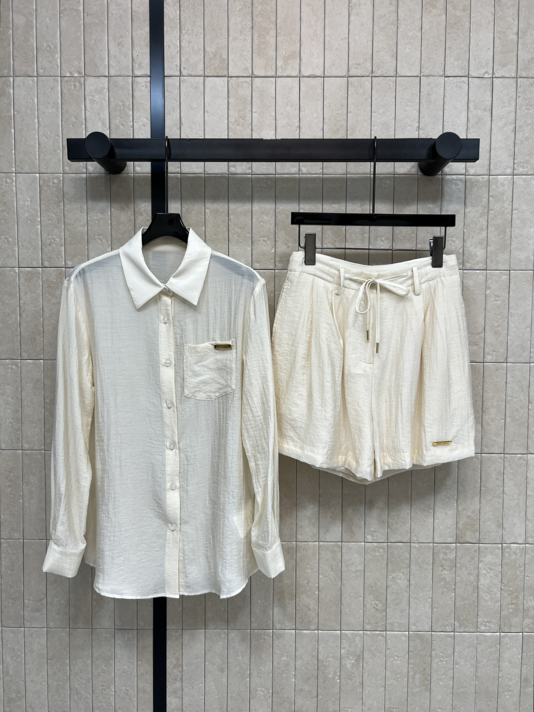 NO:753931,MIU's new spring and summer 26 shirt + high-waisted shorts set is light and breathable with a natural texture, super comfortable to wear in spring and summer!  Loose fit + lapel design, simple and versatile, can be worn alone or layered. Small chest pocket + metal logo plate, perfect details, improved texture!  It can be easily worn for commuting, leisure, and vacation. Pair it with jeans or a skirt. It is casual and high-end. It is easy to get a relaxed feeling~two colors and three sizes. Size/S-M-L,,miumiu,skirts,shorts,jeans,shirts,19860909MIU家 26春夏新款 衬衫+高腰短裤套装 轻薄透气 带自然肌理感 春夏穿超舒服！宽松版型+翻领设计 简约又百搭 单穿或叠穿都很OK汁 胸前小口袋+金属logo标牌 细节满分 质感提升！通勤、休闲、度假都能轻松驾驭 搭配牛仔裤或半裙 随性又高级 轻松get松弛感穿搭~两色三码 Size/S-M-L,,miumiu,skirts,shorts,jeans,shirts,,Women's clothing