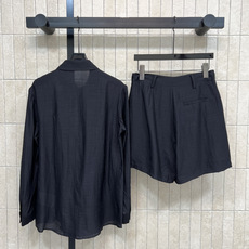 MIU家 26春夏新款 衬衫+高腰短裤套装 轻薄透气 带自然肌理感 春夏穿超舒服!宽松版型+翻领设计 简 MIU家 26春夏新款 衬衫+高腰短裤套装 轻薄透气 带自然肌理感 春夏穿超舒服!宽松版型+翻领设计 简