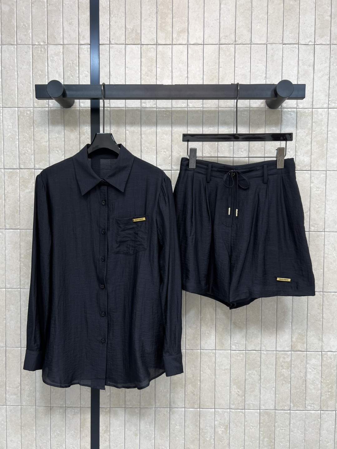 NO:753935,MIU's new spring and summer 26 shirt + high-waisted shorts set is light and breathable with a natural texture, super comfortable to wear in spring and summer!  Loose fit + lapel design, simple and versatile, can be worn alone or layered. Small chest pocket + metal logo plate, perfect details, improved texture!  It can be easily worn for commuting, leisure, and vacation. Pair it with jeans or a skirt. It is casual and high-end. It is easy to get a relaxed feeling~two colors and three sizes. Size/S-M-L,,miumiu,skirts,shorts,jeans,shirts,19860909MIU家 26春夏新款 衬衫+高腰短裤套装 轻薄透气 带自然肌理感 春夏穿超舒服！宽松版型+翻领设计 简约又百搭 单穿或叠穿都很OK汁 胸前小口袋+金属logo标牌 细节满分 质感提升！通勤、休闲、度假都能轻松驾驭 搭配牛仔裤或半裙 随性又高级 轻松get松弛感穿搭~两色三码 Size/S-M-L,,miumiu,skirts,shorts,jeans,shirts,,Women's clothing