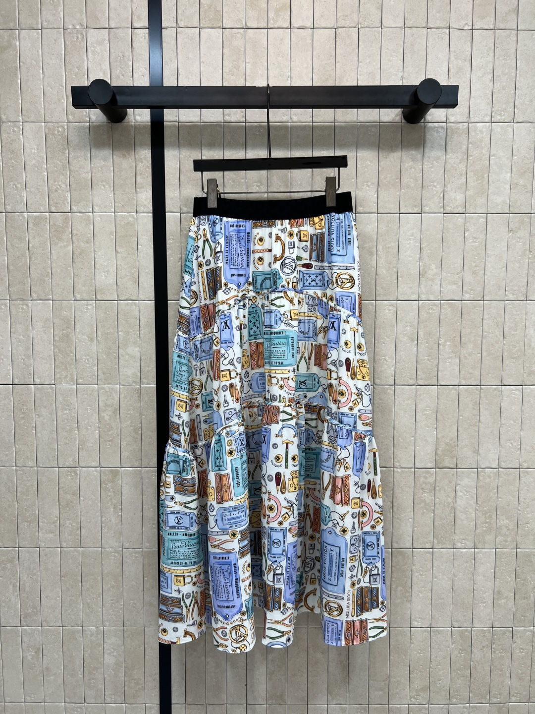 NO:753939,L's 26 new spring and summer style printed retro-style skirt. It adopts colorful printing design. It is full of retro art. Inspired by architectural and decorative elements. The light fabric has a good drape. Super comfortable to wear in spring and summer ~ mid-length skirt. Black logo elastic waist. Very tolerant. Comfortable to wear. Looks great in daily outings, cultural activities or photo shoots. Pair with simple tops or retro accessories. Easily get a unique style. Three sizes in one color. Size/S-M-L,, louis  vuitton,skirts,19860909L家 26春夏新款 印花复古风半身裙 采用多彩印花设计 复古艺术感满满 灵感来自建筑和装饰元素 轻薄面料垂坠感好 春夏穿超舒服~裙长中长款 黑色logo松紧腰 包容性强 穿着舒适 日常出街、文艺活动或拍照都很出片 搭配简约上衣或复古配饰 轻松get独特风格计 一色三码 Size/S-M-L,,louis vuitton,skirts,,Women's clothing