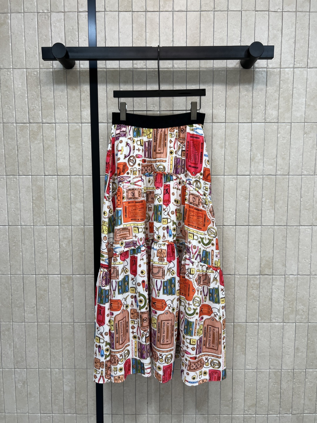 NO:753943,L's 26 new spring and summer style printed retro-style skirt. It adopts colorful printing design. It is full of retro art. Inspired by architectural and decorative elements. The light fabric has a good drape. Super comfortable to wear in spring and summer ~ mid-length skirt. Black logo elastic waist. Very tolerant. Comfortable to wear. Looks great in daily outings, cultural activities or photo shoots. Pair with simple tops or retro accessories. Easily get a unique style. Three sizes in one color. Size/S-M-L,, louis  vuitton,skirts,19860909L家 26春夏新款 印花复古风半身裙 采用多彩印花设计 复古艺术感满满 灵感来自建筑和装饰元素 轻薄面料垂坠感好 春夏穿超舒服~裙长中长款 黑色logo松紧腰 包容性强 穿着舒适 日常出街、文艺活动或拍照都很出片 搭配简约上衣或复古配饰 轻松get独特风格计 一色三码 Size/S-M-L,,louis vuitton,skirts,,Women's clothing