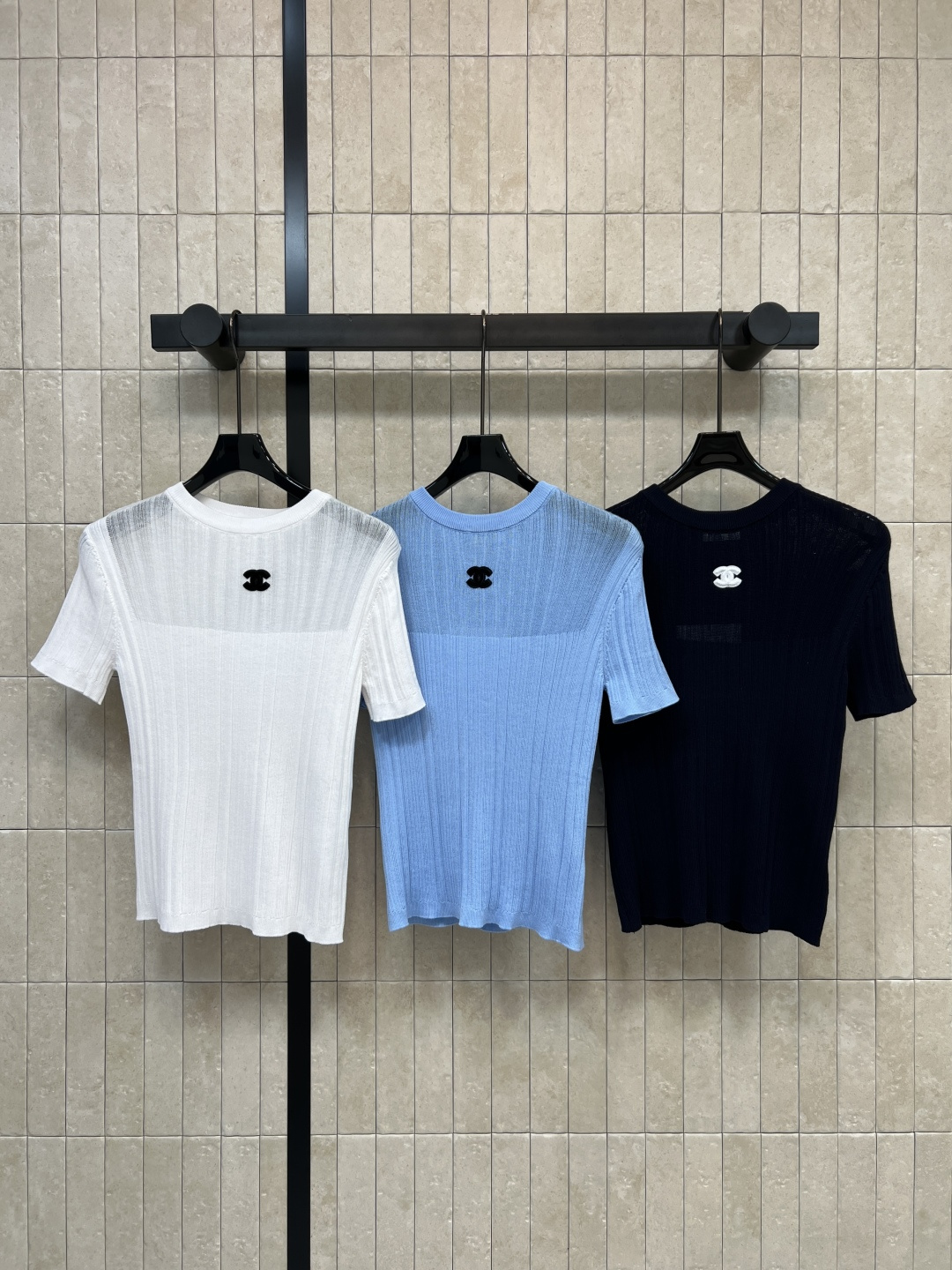 NO:753930,Xiaoxiangjia 26 spring and summer new style knitted short-sleeved T-shirt. Made of light and breathable knitted fabric. Vertical stripe texture design. Simple and fashionable. Black double C embroidery logo on the chest. Full of brand sense. Round neck + short sleeve tailoring. Super comfortable to wear in spring and summer. Close-fitting and not stuffy. White and versatile. It goes well with jeans and skirts. It can be easily used in daily casual or light formal occasions!  Three colors and three sizes Size/S-M-L,,chanel,skirts,jeans,T-shirt,tees,t-shirt,19860909小香家 26春夏新款 针织短袖T恤 采用轻薄透气针织面料 竖条纹纹理设计 简约又时尚 胸前黑色双C刺绣标志 品牌感满满 圆领+短袖剪裁 春夏穿超舒适 贴身不闷热 白色百搭 随手搭牛仔裤、半裙都很ok 日常休闲或轻正式场合都能轻松驾驭！三色三码 Size/S-M-L,,chanel,skirts,jeans,T-shirt,tees，t-shirt,,Women's clothing