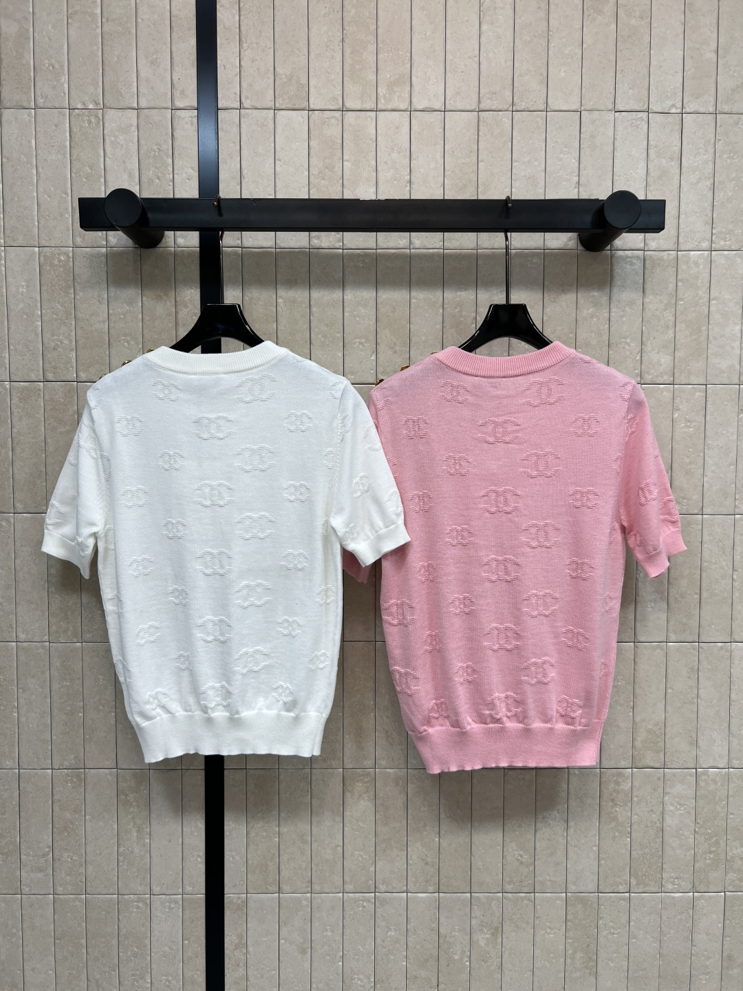 小香家 26春夏新款 双C提花短袖上衣 经典双CLogo设计 品牌辨识度超高！针织面料柔软舒适 透气性好
