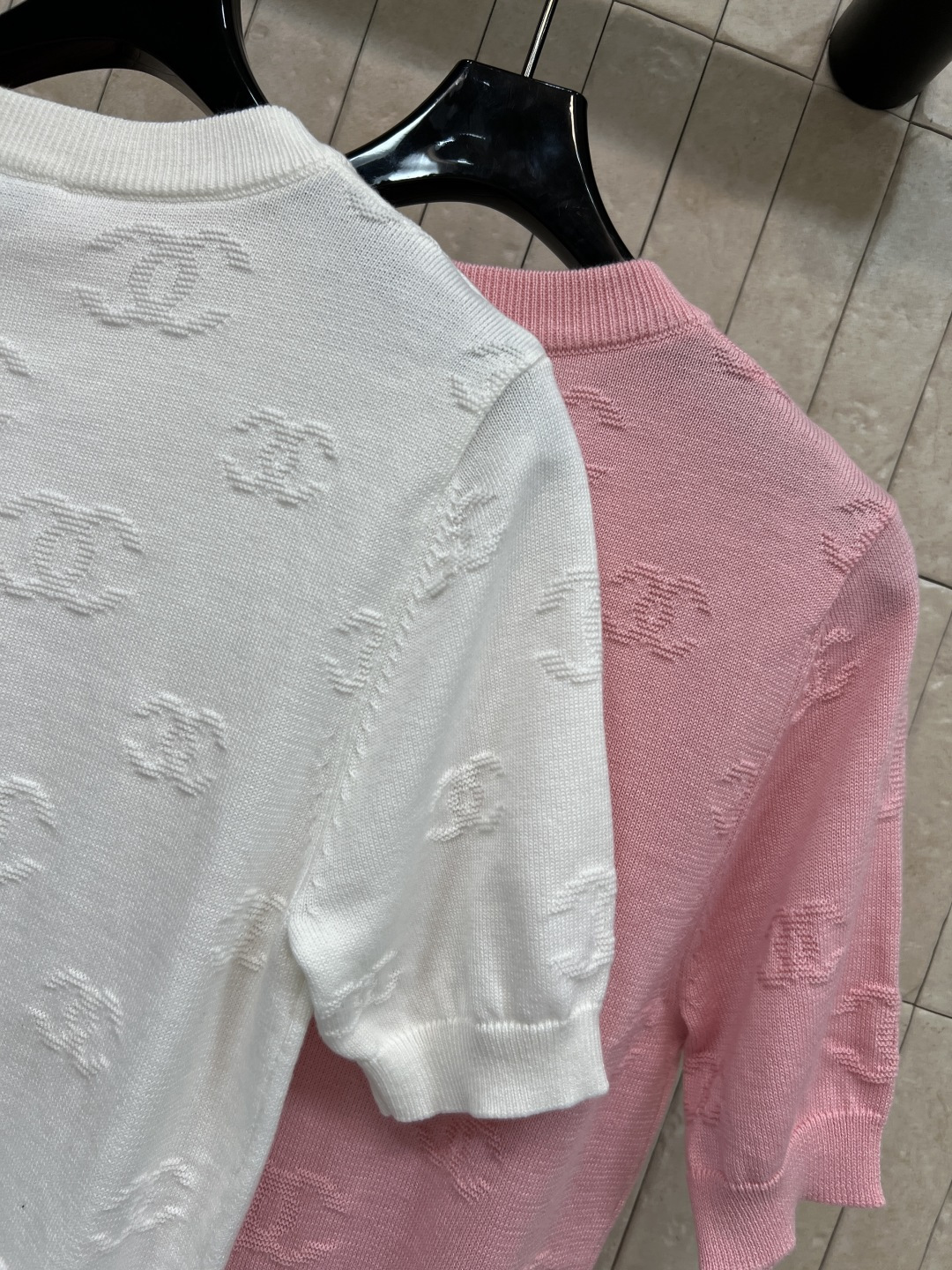 小香家 26春夏新款 双C提花短袖上衣 经典双CLogo设计 品牌辨识度超高！针织面料柔软舒适 透气性好