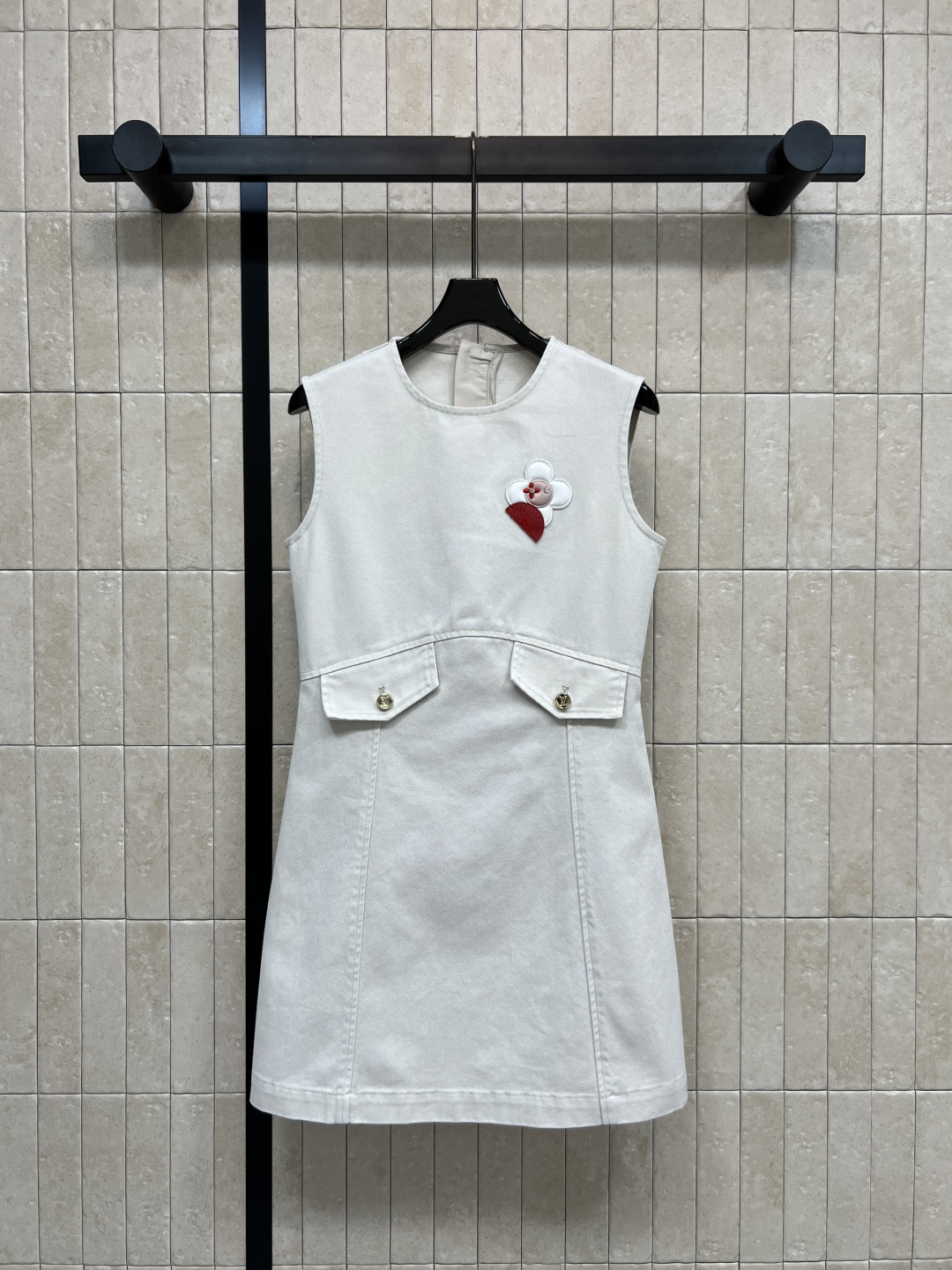 NO:753946,L's new spring and summer 26 white denim sleeveless dress, white denim cotton fabric, simple and elegant, the flower embroidery on the chest is super detailed, and the red heart-shaped embellishment is super eye-catching!  Symmetrical flap pockets at the waist + metal buttons. Practical and good-looking. A-line skirt. Moderate length. Easily suitable for daily commuting and leisure. It goes well with sandals or white shoes~~ Four sizes in one color. Size/S-M-L-XL,, louis vuitton, sandals, skirts,19860909L家 26春夏新款 白色牛仔无袖连衣裙 白牛仔棉质面料 简约大方 胸前花朵刺绣超有细节感 红色心形点缀超吸睛！腰部对称翻盖口袋+金属纽扣 实用又好看计 A字裙摆 长度适中 日常通勤、休闲都能轻松驾驭 搭配凉鞋或小白鞋都很OK~~一色四码 Size/S-M-L-XL,,louis vuitton,sandals,skirts,,Women's clothing