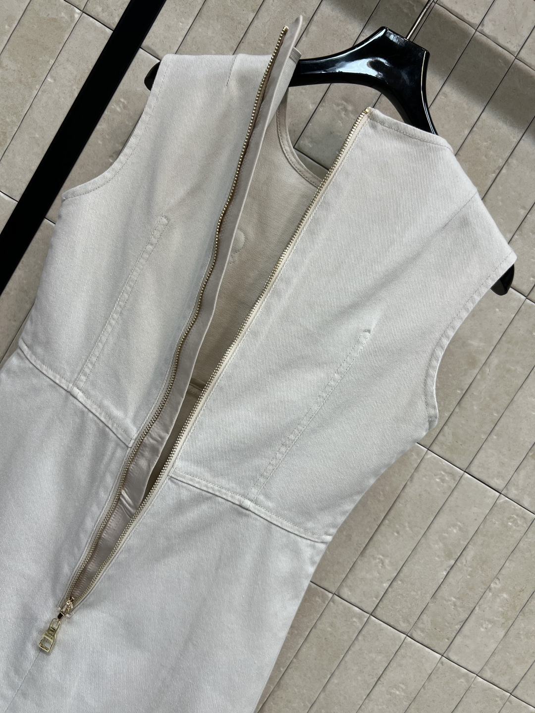L家 26春夏新款 白色牛仔无袖连衣裙 白牛仔棉质面料 简约大方 胸前花朵刺绣超有细节感 红色心形点缀超