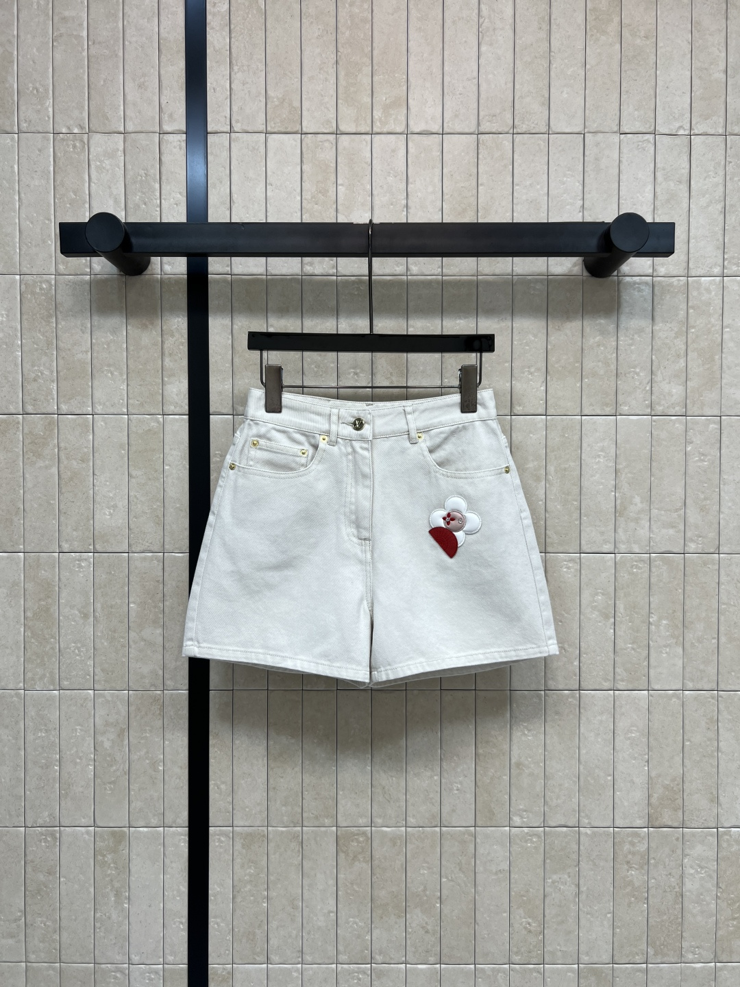 NO:753948,L's 26 spring and summer new style white denim shorts, high waist design, classic five-pocket tailoring, white flowers + red heart embroidery details on the left front side, high-quality white denim, wear-resistant and breathable, super comfortable to wear in summer!  The trousers are of moderate length and flatter the shape of the legs. They look great with T-shirts, shirts or vests. They can be easily worn for casual outings or vacations. The embroidery design makes the whole thing more interesting. A must-have and versatile item for the summer wardrobe! One color and four sizes. Size/S-M-L-XL, Louis Vuitton, shorts, shirts, tees, t-shirt,19860909L家 26春夏新款 白色牛仔短裤 高腰设计 经典五口袋剪裁 左前侧有白色花朵+红色心形刺绣细节满 优质白牛仔布 耐磨又透气 夏天穿超舒服！裤长适中 修饰腿型 搭配T恤、衬衫或背心都很OK 休闲出街、度假都能轻松驾驭~刺绣设计让整体更有趣 夏日衣橱必备百搭单品!一色四码 Size/S-M-L-XL,,louis vuitton,shorts,shirts,tees，t-shirt,,Women's clothing