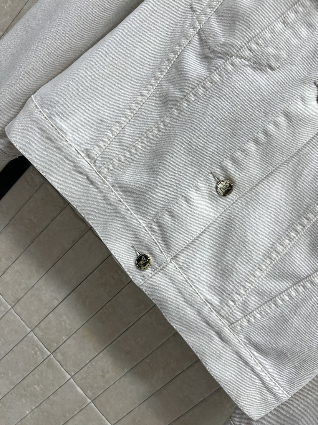 L家 26春夏新款 白色刺绣牛仔夹克 经典翻领+金属logo纽扣设计 左胸红白花朵刺绣超有辨识度 白牛仔