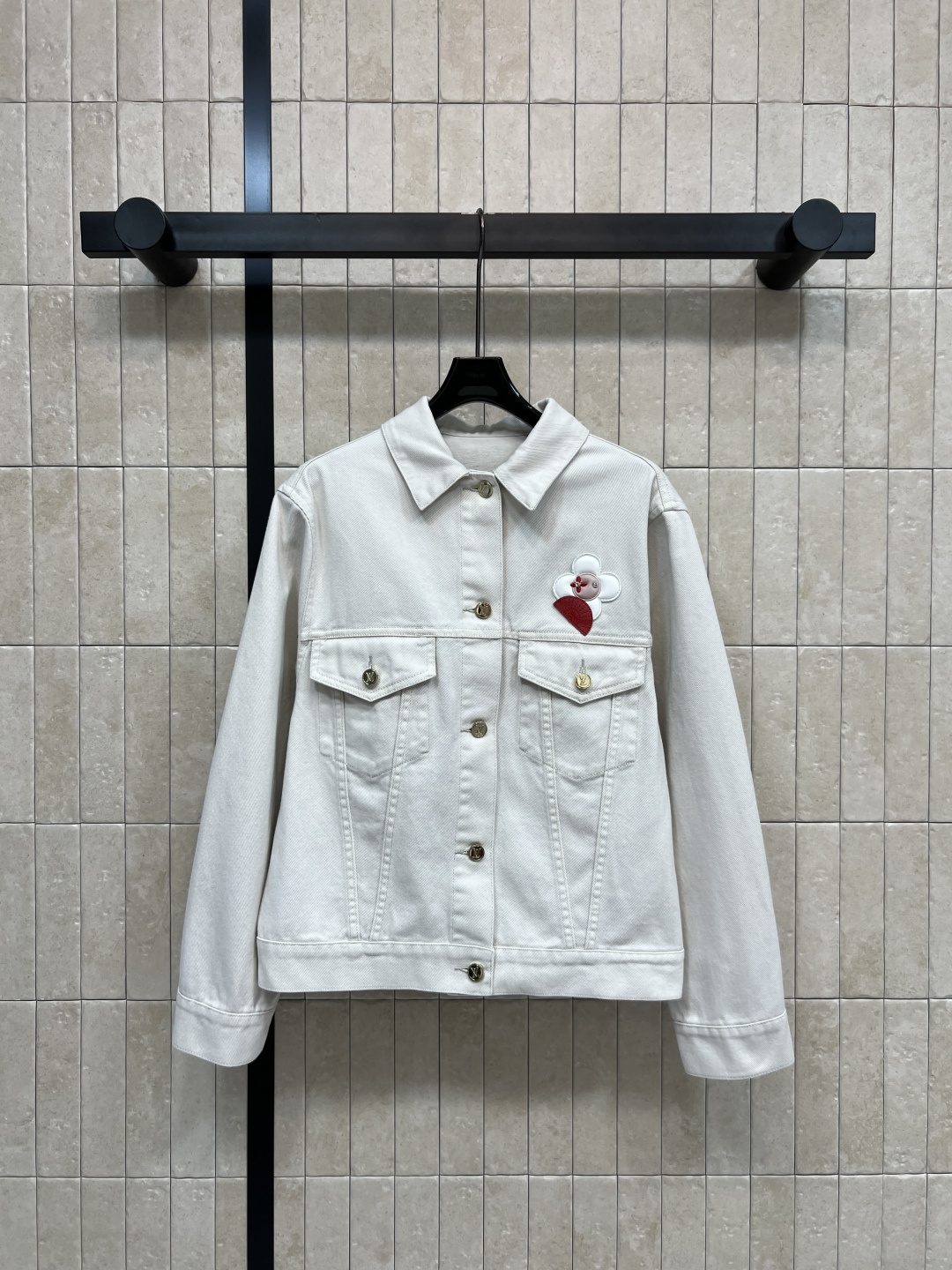 NO:753952,L's new spring and summer 26 white embroidered denim jacket, classic lapel + metal logo button design, super recognizable red and white flower embroidery on the left chest, white denim cotton fabric is soft and comfortable, loose fit, comfortable and fashionable, can be easily worn in daily casual or street style!  Pair it with jeans and sneakers for an easy and trendy look~ Four sizes in one color Size/S-M-L-XL, Louis Vuitton, sneakers, jeans, jackets & coats,19860909L家 26春夏新款 白色刺绣牛仔夹克 经典翻领+金属logo纽扣设计 左胸红白花朵刺绣超有辨识度 白牛仔棉质面料柔软舒适 宽松版型穿着舒适又时髦 日常休闲或街头风都能轻松驾驭！搭配牛仔裤、运动鞋 轻松get潮流look~一色四码 Size/S-M-L-XL,,louis vuitton,sneakers,jeans,jackets & coats,,Women's clothing