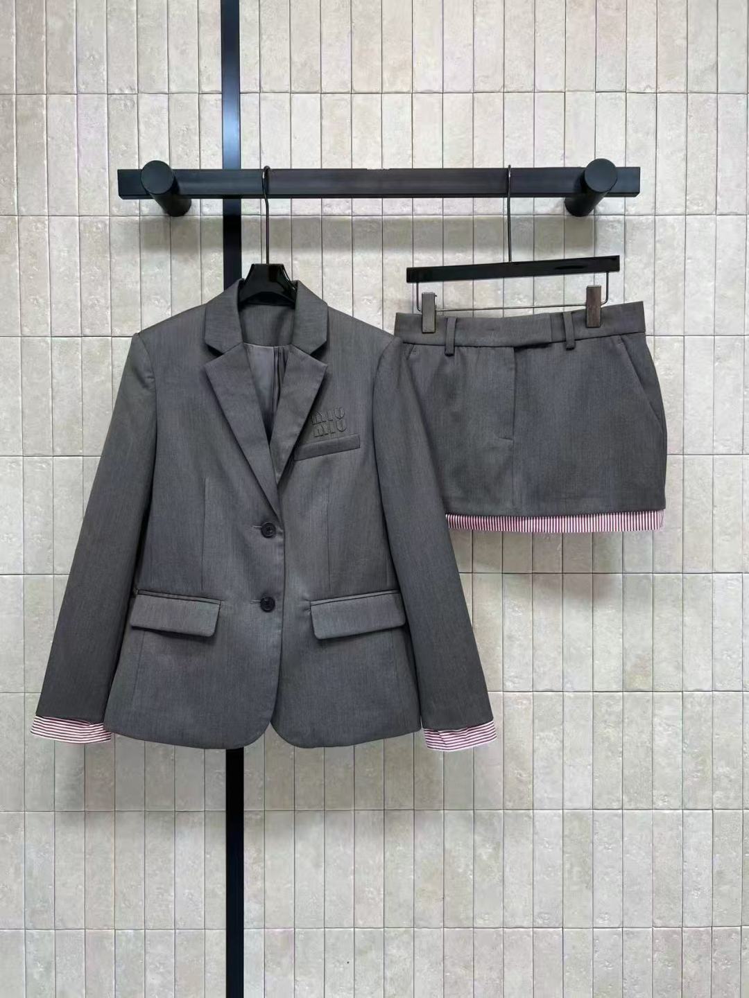 NO:753936,Jackets and skirts MIU Home 26 spring and summer new style gray fake two-piece suit, lapel suit jacket + high-waist skirt, simple and elegant, full of college style!  The red and white striped splicing on the jacket cuffs and skirt hem is very design-oriented. The details must be paid attention to. The fabric is comfortable and breathable. It can be easily used for commuting, interviews, and daily life. It goes well with shirts or sweaters. It is easy to switch between multiple styles. Practical and fashionable!  Three sizes in one color Size/S-M-L,,miumiu,skirts,jackets & coats,shirts,business suit,19860909外套短裙MIU家 26春夏新款 灰色假两件西装套装 翻领西装外套+高腰短裙 简约大方 学院风满满！外套袖口和短裙下摆的红白条纹拼接超有设计感 细节控必入 面料舒适透气 通勤、面试、日常都能轻松驾驭 搭配衬衫或针织衫都很OK 轻松切换多种风格 实用又时髦！一色三码 Size/S-M-L,,miumiu,skirts,jackets & coats,shirts,business suit,,Women's clothing