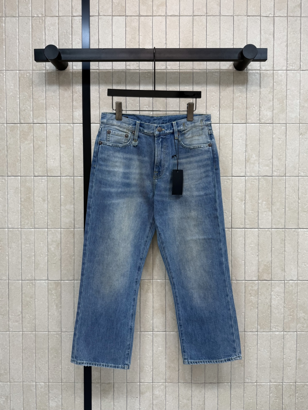 NO:753940,26 spring and summer new style retro denim straight-leg nine-point pants, using retro washing technology, the old blue tone is super atmospheric!  The high-waisted straight design flatters the legs and is comfortable. It can be easily used for daily commuting and leisure. The fabric is soft and breathable. Some styles are slightly stretchy and can be worn for a long time. Pair it with a white T or shirt to easily get a simple and fashionable style. A must-have and versatile item for the wardrobe! One color and five sizes 29-27-28-29-30,,shirts,1986090926春夏新款 复古牛仔直筒九分裤 采用复古水洗工艺 做旧蓝色调超有氛围感！高腰直筒设计 修饰腿型又舒适 日常通勤、休闲都能轻松驾驭 面料柔软透气 部分款式还带微弹 久穿也不勒 搭配白T或衬衫 轻松get简约时髦风 衣橱必备百搭单品!一色五码 29-27-28-29-30,,shirts,,Women's clothing