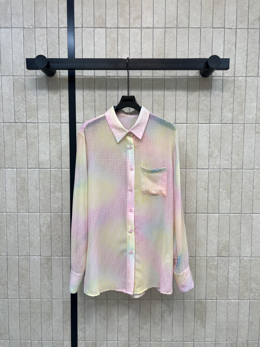 NO:758188,FD Home 26 Spring and Summer New Gradient FF Jacquard Lightweight Sunscreen Shirt, soft and smooth, breathable and light, super comfortable to wear in summer!  Pink, yellow and blue gradient jacquard design, fresh and fashionable, loose fit + long sleeves, sun-proof and elegant, versatile to wear alone or layered, can be easily managed for commuting, leisure, and dating. A must-have for summer wardrobe! Three sizes in one color Size/S-M-L,, dior, shirts,19860909FD家 26春夏新款 渐变FF提花轻薄防晒衬衫 柔软顺滑 透气又轻盈 夏天穿超舒服！粉黄蓝渐变提花设计 清新又时髦 宽松版型+长袖 防晒又显气质 单穿或叠搭都很百搭通勤、休闲、约会都能轻松驾驭 夏日衣橱必备! 一色三码 Size/S-M-L,,dior,shirts,,Women's clothing