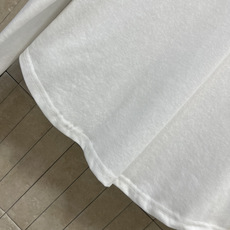 YSL 26春夏新款 白色长袖T恤 柔软亲肤 透气性超棒 春秋季节穿超舒服!亨利领+纽扣设计 胸前小口袋 YSL 26春夏新款 白色长袖T恤 柔软亲肤 透气性超棒 春秋季节穿超舒服!亨利领+纽扣设计 胸前小口袋
