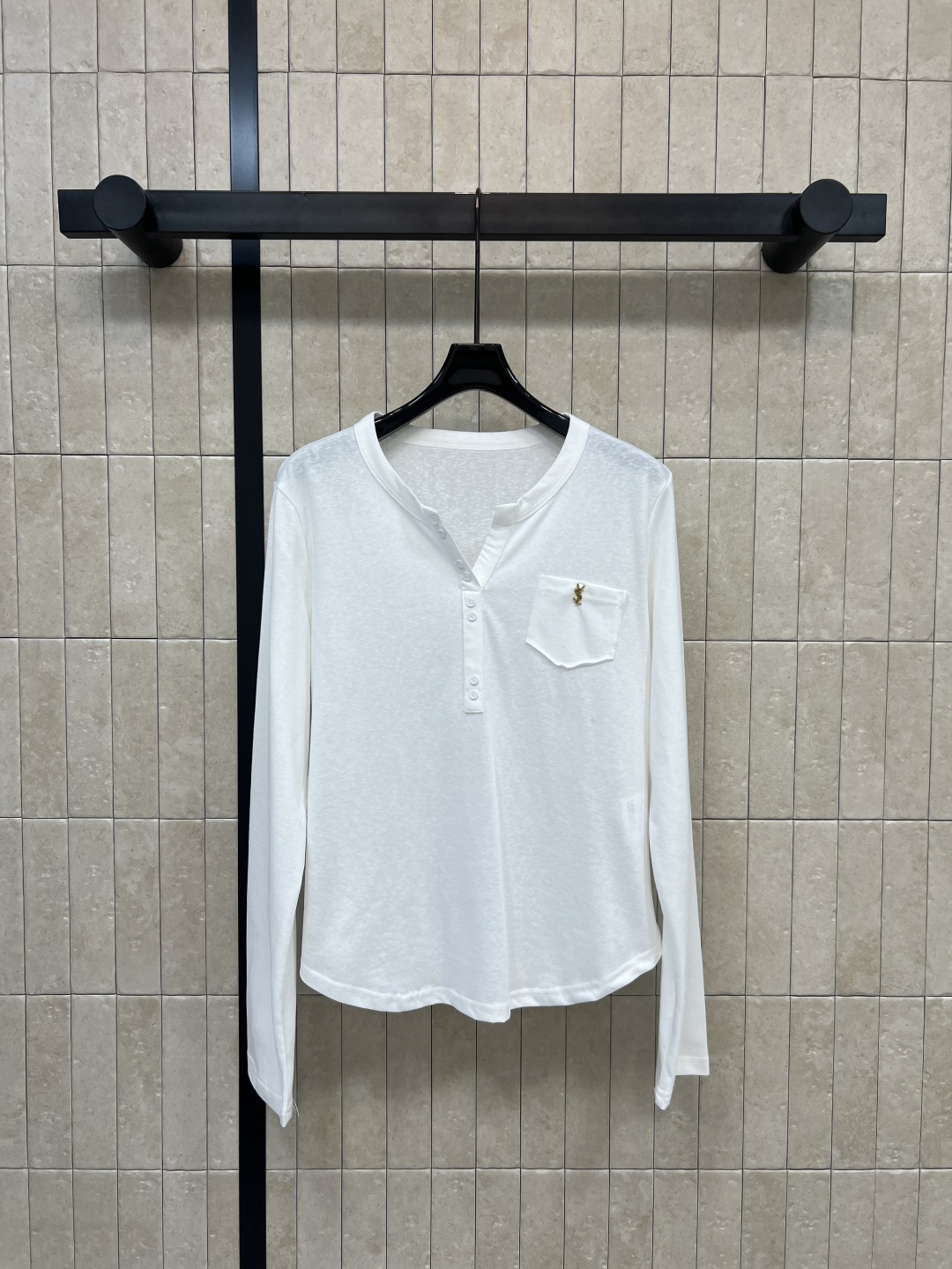 NO:758132,YSL 26 new spring and summer white long-sleeved T-shirt, soft and skin-friendly, super breathable, super comfortable to wear in spring and autumn!  Henry collar + button design. The small chest pockets are super detailed. The short version makes you taller and slimmer. Friendly to small people. Loose tailoring is inclusive. Very versatile to wear alone or inside. Pair with jeans and skirts. Easily switch styles ~ can be used for daily commuting and leisure. Comfortable and fashionable! Three sizes in one color. Size/S-M-L,, saint laurent, skirts, jeans, tees, t-shirt,19860909YSL 26春夏新款 白色长袖T恤 柔软亲肤 透气性超棒 春秋季节穿超舒服！亨利领+纽扣设计 胸前小口袋超有细节感 短款版型显高显瘦 小个子友好 宽松剪裁包容性 单穿或内搭都很百搭 牛仔裤、半裙随意搭配 轻松切换风格~日常通勤、休闲都能hold住 舒适又时髦!一色三码 Size/S-M-L,,saint laurent,skirts,jeans,tees，t-shirt,,Women's clothing