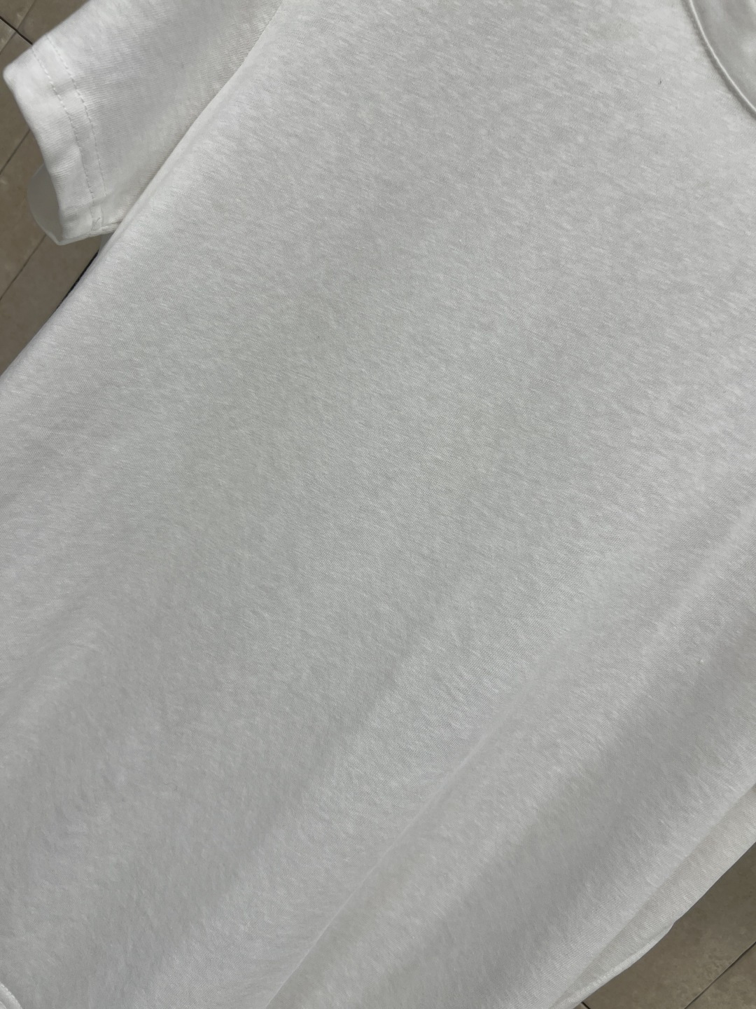 26春夏新款 白色短袖T恤 采用亲肤透气棉质面料 夏天穿超舒服！圆领设计简约大方 胸前小标点缀超有辨识度