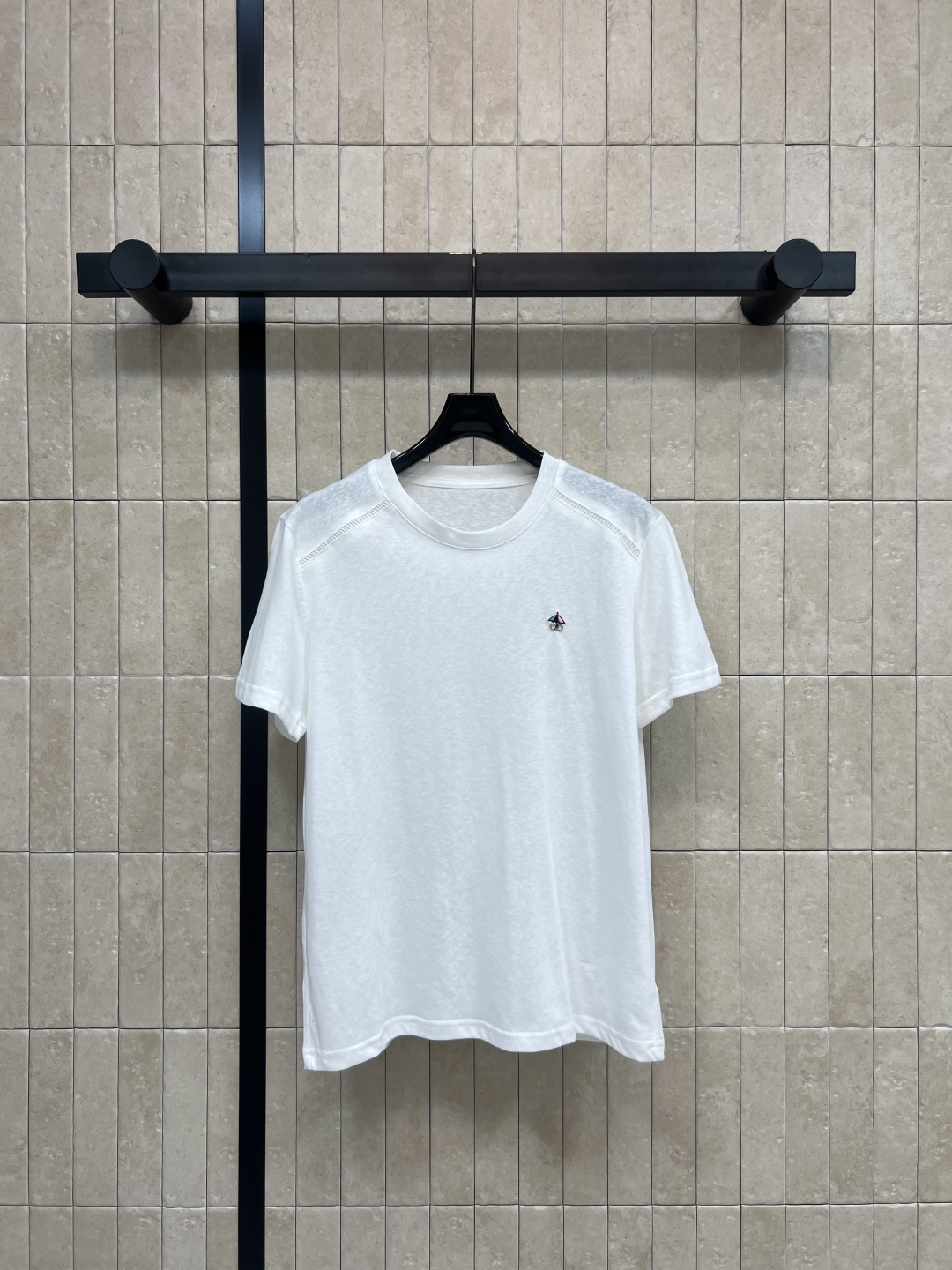 NO:758146,26 spring and summer new white short-sleeved T-shirt made of skin-friendly and breathable cotton fabric, super comfortable to wear in summer!  The round neck design is simple and elegant. The small logo embellishment on the chest is very recognizable. The details are perfect. The stitching on the shoulders has a sense of layering. The loose fit is not flattering to the figure. It can be easily used for daily leisure or sports. It is versatile. It looks good with jeans and sports pants. It is a basic wardrobe essential!  !  One color, three sizes Size/S-M-L,,jeans,T-shirt,tees,t-shirt,1986090926春夏新款 白色短袖T恤 采用亲肤透气棉质面料 夏天穿超舒服！圆领设计简约大方 胸前小标点缀超有辨识度 细节满分 肩部拼接缝线 层次感up 宽松版型不挑身材 日常休闲或运动都能轻松驾驭 百搭属性 随便配牛仔裤、运动裤都好看 衣橱必备基础款！！一色三码 Size/S-M-L,,jeans,T-shirt,tees，t-shirt,,Women's clothing