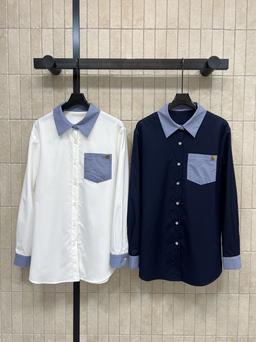 NO:758168,MIU's 26 spring and summer new style blue and white plaid splicing shirt. The pure cotton material is soft and comfortable. Main color + blue plaid lapel and chest pocket. Simple and design. Loose fit. It is OK to wear alone or layered. It can be easily used for commuting and leisure. The plaid element is retro and fashionable. The splicing design is full of layers. Pair it with a vest or jacket. College style and Korean style are easy to get!  Very suitable for spring and autumn, versatile and easy to choose! Two colors and three sizes Size/S-M-L,,miumiu,jackets & coats,shirts,19860909MIU家 26春夏新款 蓝白格子拼接衬衫 纯棉材质柔软舒适 主色+蓝色格子翻领和胸前口袋 简约又有设计感 宽松版型 单穿或内搭都很OK 通勤休闲都能轻松驾驭 格子元素复古又时髦 拼接设计层次感满满 搭配马甲或外套 学院风、韩系风轻松get！春秋季节穿超合适 百搭不挑人 !两色三码 Size/S-M-L,,miumiu,jackets & coats,shirts,,Women's clothing