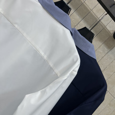 MIU家 26春夏新款 蓝白格子拼接衬衫 纯棉材质柔软舒适 主色+蓝色格子翻领和胸前口袋 简约又有设计感 MIU家 26春夏新款 蓝白格子拼接衬衫 纯棉材质柔软舒适 主色+蓝色格子翻领和胸前口袋 简约又有设计感
