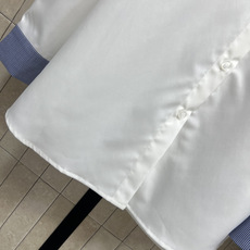 MIU家 26春夏新款 蓝白格子拼接衬衫 纯棉材质柔软舒适 主色+蓝色格子翻领和胸前口袋 简约又有设计感 MIU家 26春夏新款 蓝白格子拼接衬衫 纯棉材质柔软舒适 主色+蓝色格子翻领和胸前口袋 简约又有设计感