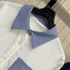 MIU家 26春夏新款 蓝白格子拼接衬衫 纯棉材质柔软舒适 主色+蓝色格子翻领和胸前口袋 简约又有设计感 MIU家 26春夏新款 蓝白格子拼接衬衫 纯棉材质柔软舒适 主色+蓝色格子翻领和胸前口袋 简约又有设计感