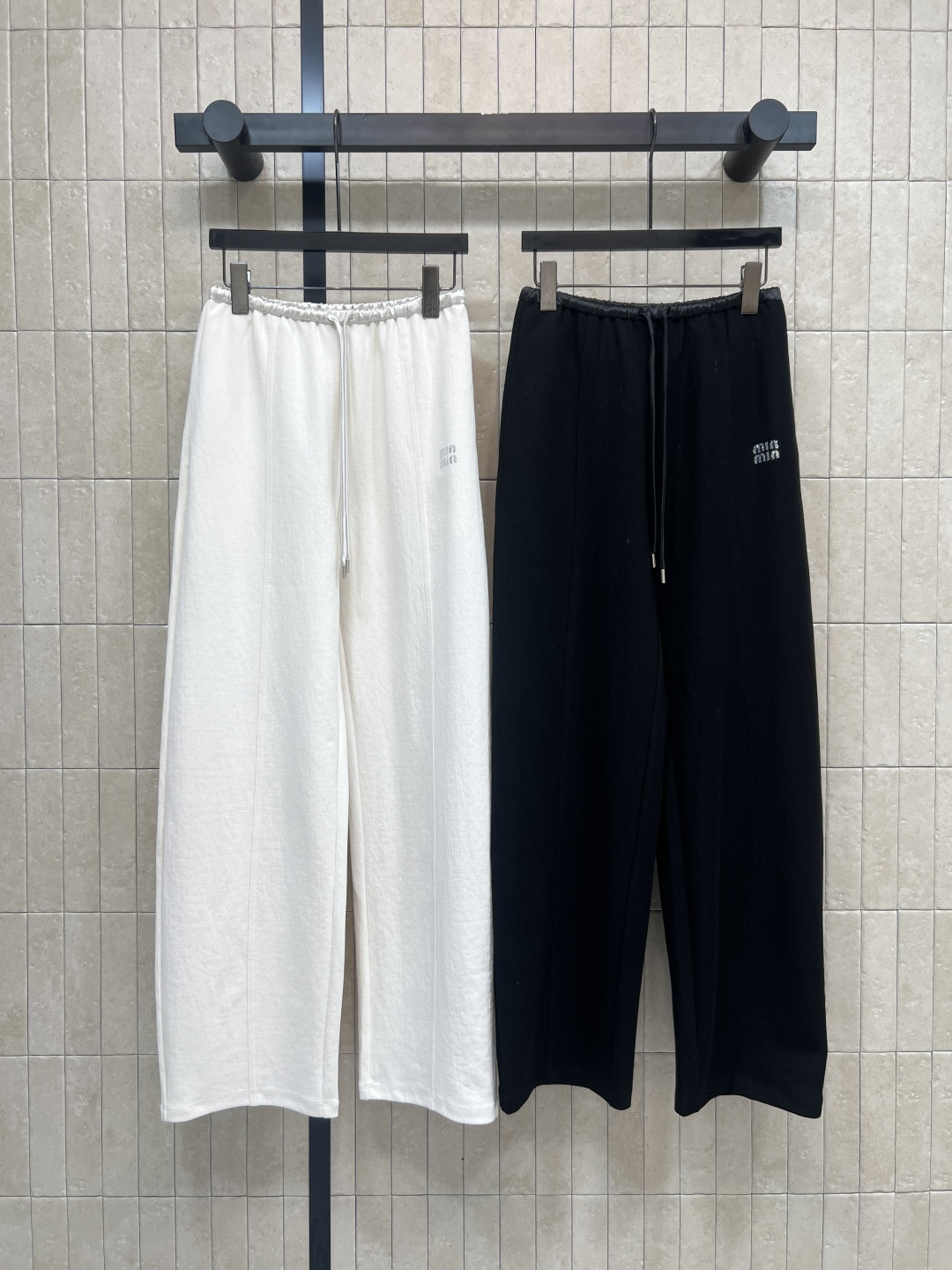 NO:758182,MIU's 26 new spring and summer style high-waisted loose wide-leg pants are designed with elastic waist + drawstring. They are comfortable and practical. The drapey fabric is light and breathable. Super friendly for daily wear!  The loose straight fit makes you look slim without being too picky. It goes well with sweaters and shirts. It is easy to get lazy or commuting style. White and black are versatile. It is refreshing and fashionable to wear in spring and summer. A must-have for girls with simple style!  Two colors and three sizes Size/S-M-L,,miumiu,hoodie,sweatshirts,shirts,19860909MIU家 26春夏新款 高腰宽松阔腿裤 采用松紧腰+抽绳设计 舒适又实用 垂感面料轻盈透气 日常穿搭超友好！宽松直筒版型 显瘦不挑身材 随便搭配卫衣、衬衫都很OK 轻松get慵懒风or通勤风 白色黑色百搭 春夏季节穿起来清爽又时髦 简约风女孩必入！两色三码 Size/S-M-L,,miumiu,hoodie,sweatshirts,shirts,,Women's clothing