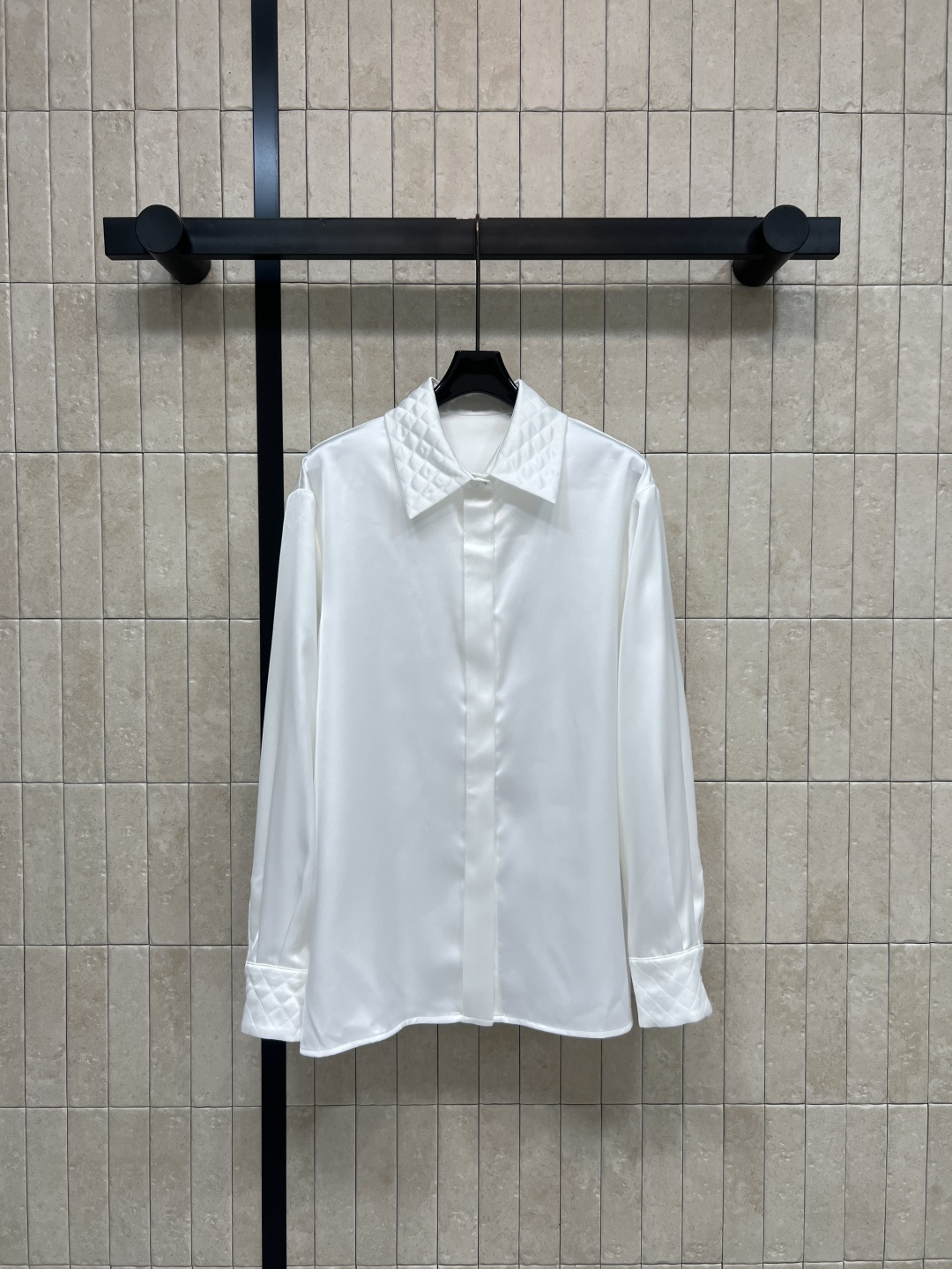 NO:758256,26 spring and summer new style white long-sleeved shirt, cotton fabric, embossed rhombus design on collar and cuffs, perfect details!  The overall design is simple and elegant. It can be easily used in daily commuting. It goes well with suit pants or jeans. The loose fit is comfortable and tolerant. It is very practical to wear alone in early autumn or as an inner layer in winter. It is a versatile wardrobe item!  One color and three sizes Size/S-M-L,,jeans,shirts,business suit,1986090926春夏新款 白色长袖衬衫 棉质面料 领口和袖口浮雕菱格设计 细节满分！整体简约大方 通勤日常都能轻松驾驭 搭配西装裤或牛仔裤都很出彩 宽松版型舒适又包容 初秋单穿或冬季内搭都很实用 是衣橱百搭神器！一色三码 Size/S-M-L,,jeans,shirts,business suit,,Women's clothing