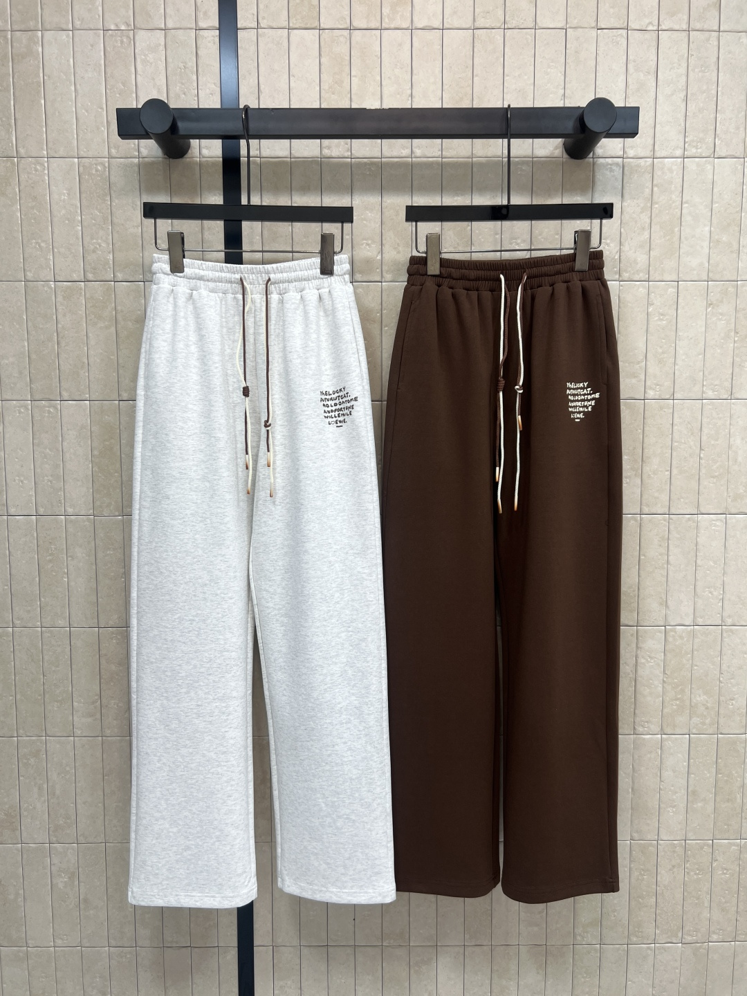 NO:758196,26 spring and summer new style American retro embroidered wide-leg sweatpants, loose straight design, soft and comfortable cotton fabric, great drape, perfect for daily outings or sports! Low waist + drawstring design, adjustable, easy to put on and take off, embroidered details on the trousers have a super American street feel, gray is versatile, brown is retro, looks good with any combination, can be worn alone in spring and autumn, practical and fashionable, a must-have item for trendy wear!  Two colors and three sizes Size/S-M-L,,1986090926春夏新款 美式复古刺绣阔腿卫裤 宽松直筒设计 棉质面料柔软舒适 垂感超赞 日常出街或运动都很合适!低腰+抽绳设计 随心调节 穿脱方便 裤身刺绣细节超有美式街头感 灰色百搭 棕色复古 怎么搭都好看 春秋单穿也很OK 实用又时髦 潮流穿搭必备单品！两色三码 Size/S-M-L,,,Women's clothing