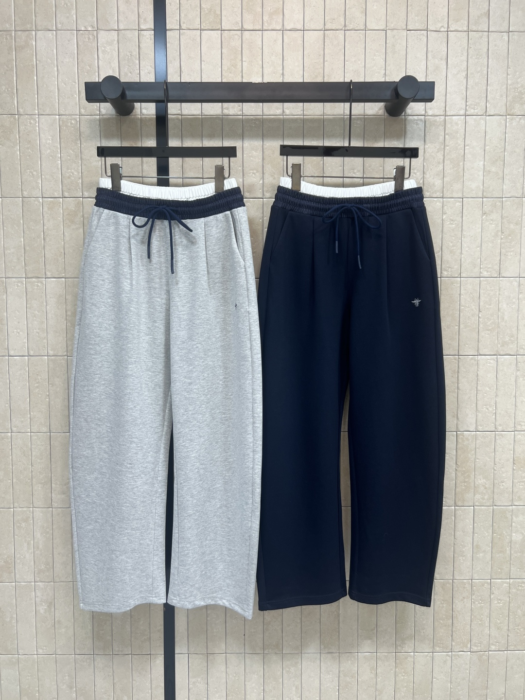 NO:758211,D Home 26 Spring/Summer New Style Contrast Color Double Waistband Wide Leg Sweatpants Contrast Color Elastic Waistband + Drawstring Design Simple and Detailed!  The fabric is soft and draped, super comfortable to wear in spring and summer. The loose straight fit is slimming and covers the crotch. It is friendly to pear-shaped figures. It can be worn with T-shirts, sweatshirts, and shirts. It can be worn for commuting, shopping, and leisure. Get the lazy and relaxed style!  The pants are of moderate length and can be easily worn by small people. Paired with canvas shoes or sneakers, they are full of youthfulness. Two colors and three sizes. Size/S-M-L, dior, sneakers, hoodie, sweatshirts, shirts, tees, t-shirt,19860909D家 26春夏新款 撞色双腰头阔腿卫裤 撞色松紧腰头+抽绳设计 简约又有细节感！面料柔软垂坠 春夏穿超舒服 宽松直筒版型显瘦遮胯 梨形身材友好 随便配T恤、卫衣、衬衫都OK 通勤、逛街、休闲都能穿 慵懒松弛风get！裤长适中 小个子也能轻松驾驭 搭配帆布鞋或运动鞋 青春感满满两色三码 Size/S-M-L,,dior,sneakers,hoodie,sweatshirts,shirts,tees，t-shirt,,Women's clothing