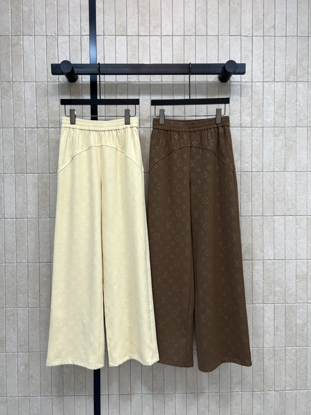 NO:758241,L's new spring and summer 26 presbyopic elastic waist wide-leg pants are super comfortable to wear in summer!  Elastic waist + wide leg design, loose and slim, suitable for all body shapes, yellow and brown, simple and versatile, easy to control for daily commuting and leisure. Pair with simple tops to easily get the new Chinese style ~ two colors and three sizes Size/S-M-L,, louis vuitton,19860909L家 26春夏新款 老花松紧腰阔腿裤 夏天穿超舒服！松紧腰+阔腿设计 宽松显瘦 适合各种身材计 黄色棕色简约百搭 日常通勤、休闲都能轻松驾驭 搭配简约上衣轻松get新中式穿搭风格~两色三码 Size/S-M-L,,louis vuitton,,Women's clothing