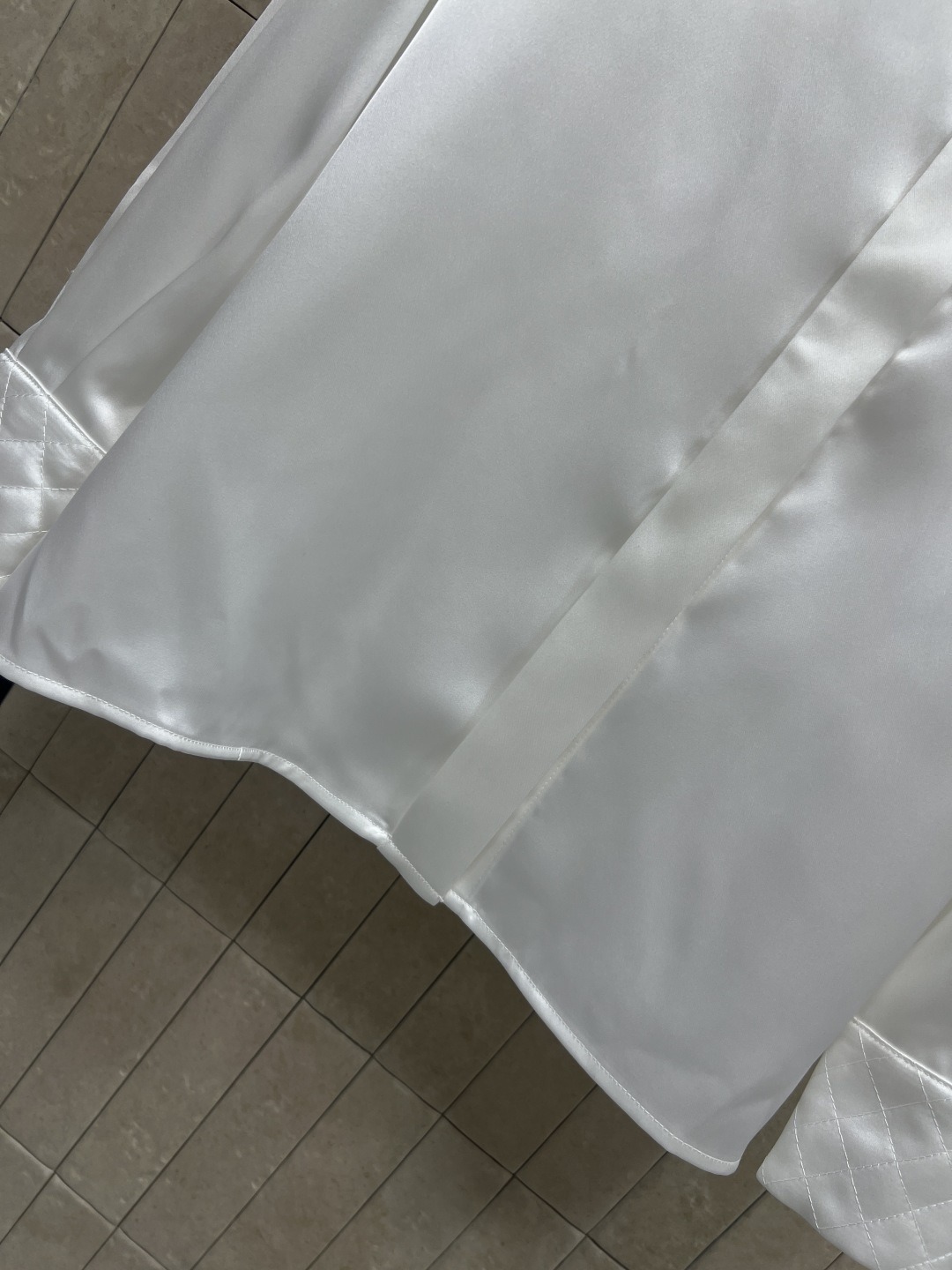 26春夏新款 白色长袖衬衫 棉质面料 领口和袖口浮雕菱格设计 细节满分！整体简约大方 通勤日常都能轻松驾
