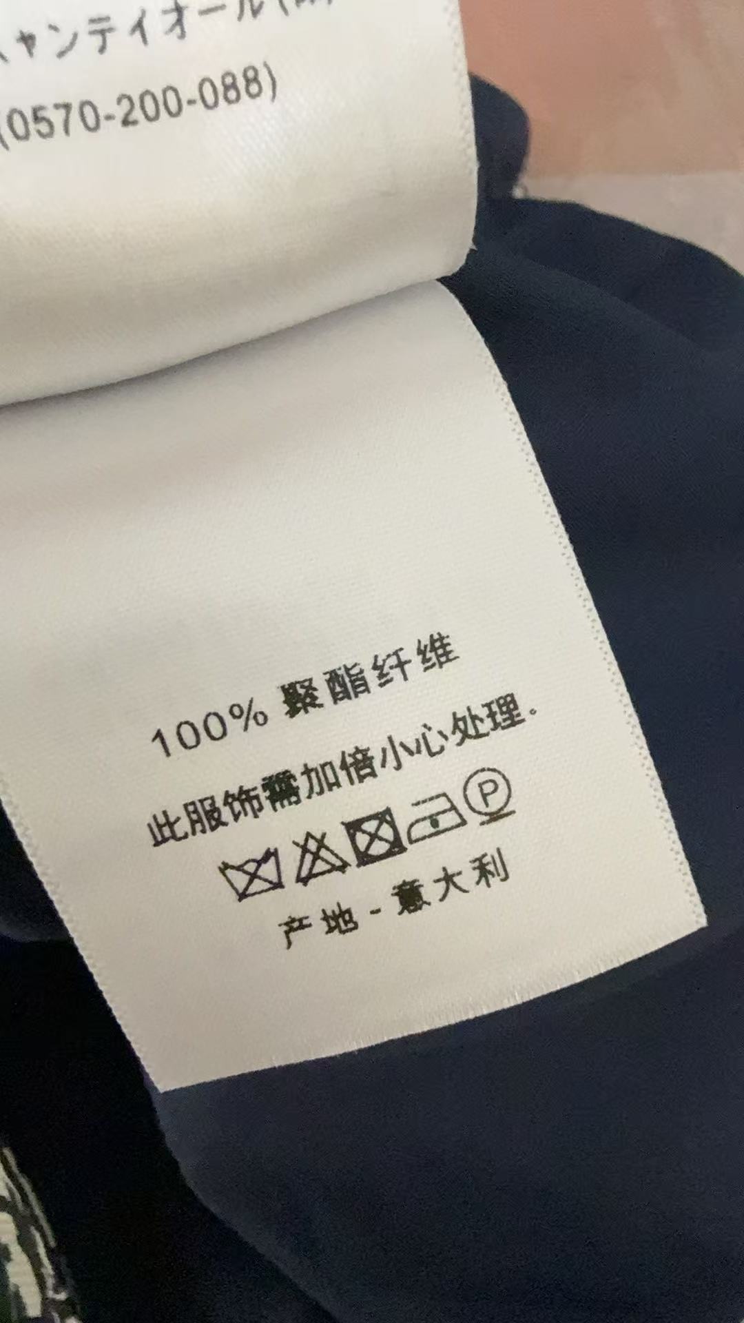 D家 26春夏新款 经典老花连衣裙 黑白D字母提花面料 品牌辨识度超高！无袖+翻领设计 腰部腰带收腰 优