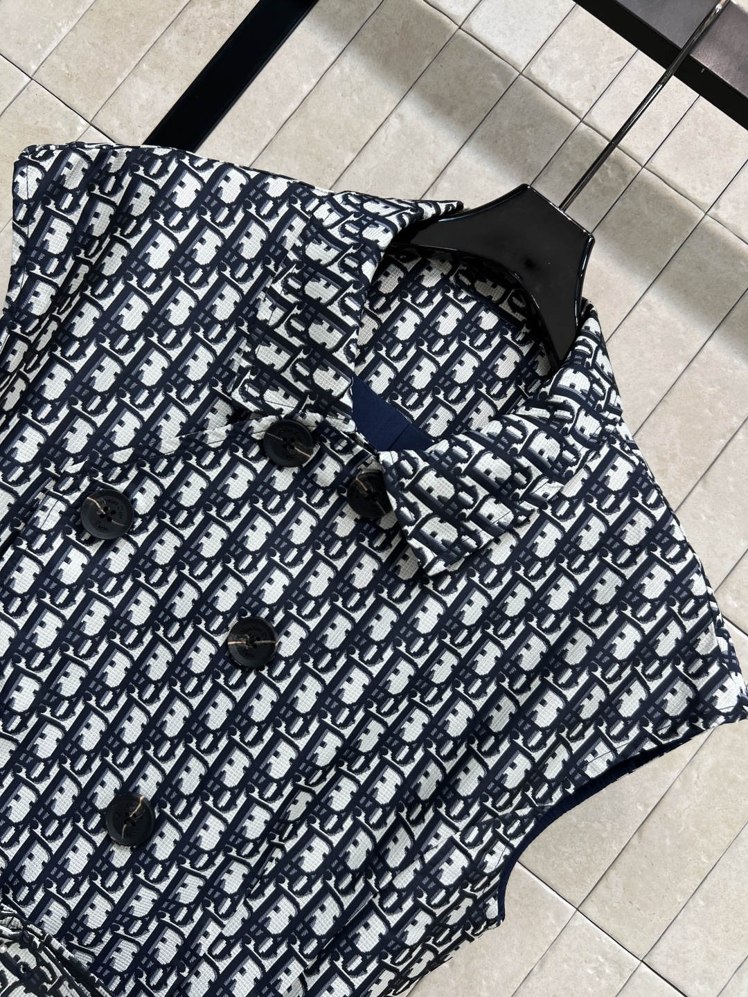 D家 26春夏新款 经典老花连衣裙 黑白D字母提花面料 品牌辨识度超高！无袖+翻领设计 腰部腰带收腰 优