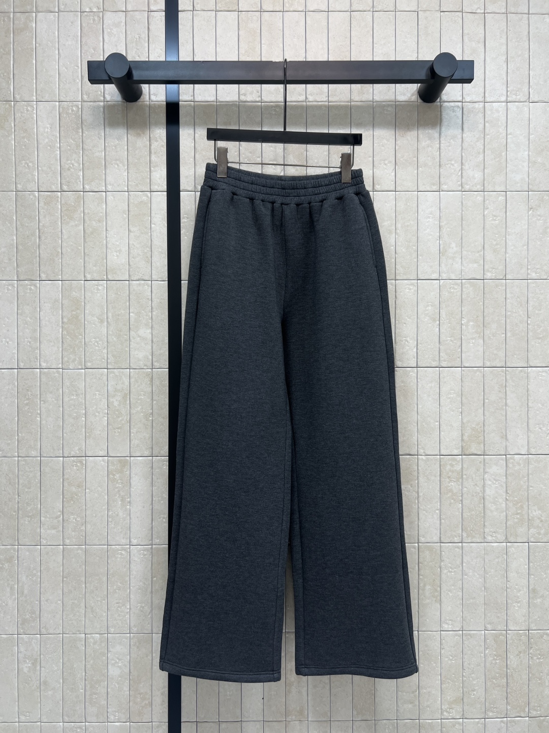 NO:758250,G's 26 spring and summer new style gray wool wide-leg pants. Soft, skin-friendly and warm. Elastic waist design. Highly tolerant. Can be easily controlled by pear-shaped figures or sisters with wide hips and thick legs. The effect of slimming and covering the crotch is great. Straight-leg pants modify the leg shape. Visually elongate the proportion. Versatile with sweaters, sweatshirts and jackets. Suitable for commuting and leisure. Nine-point pants length. Can be worn alone or with autumn pants. Comfortable and practical. Three sizes in one color.  Size/S-M-L,,gucci,hoodie,sweatshirts,jackets & coats,sweaters,19860909G家 26春夏新款 灰色羊毛阔腿裤 柔软亲肤又保暖 松紧腰设计 包容性强 梨形身材或胯宽腿粗姐妹都能轻松驾驭 显瘦遮胯效果超赞 直筒型裤型修饰腿型 视觉拉长比例 搭配毛衣、卫衣、外套都很百搭 通勤休闲都能hold住~九分裤长 单穿或加秋裤都OK 舒适又实用 一色三码 Size/S-M-L,,gucci,hoodie,sweatshirts,jackets & coats,sweaters,,Women's clothing