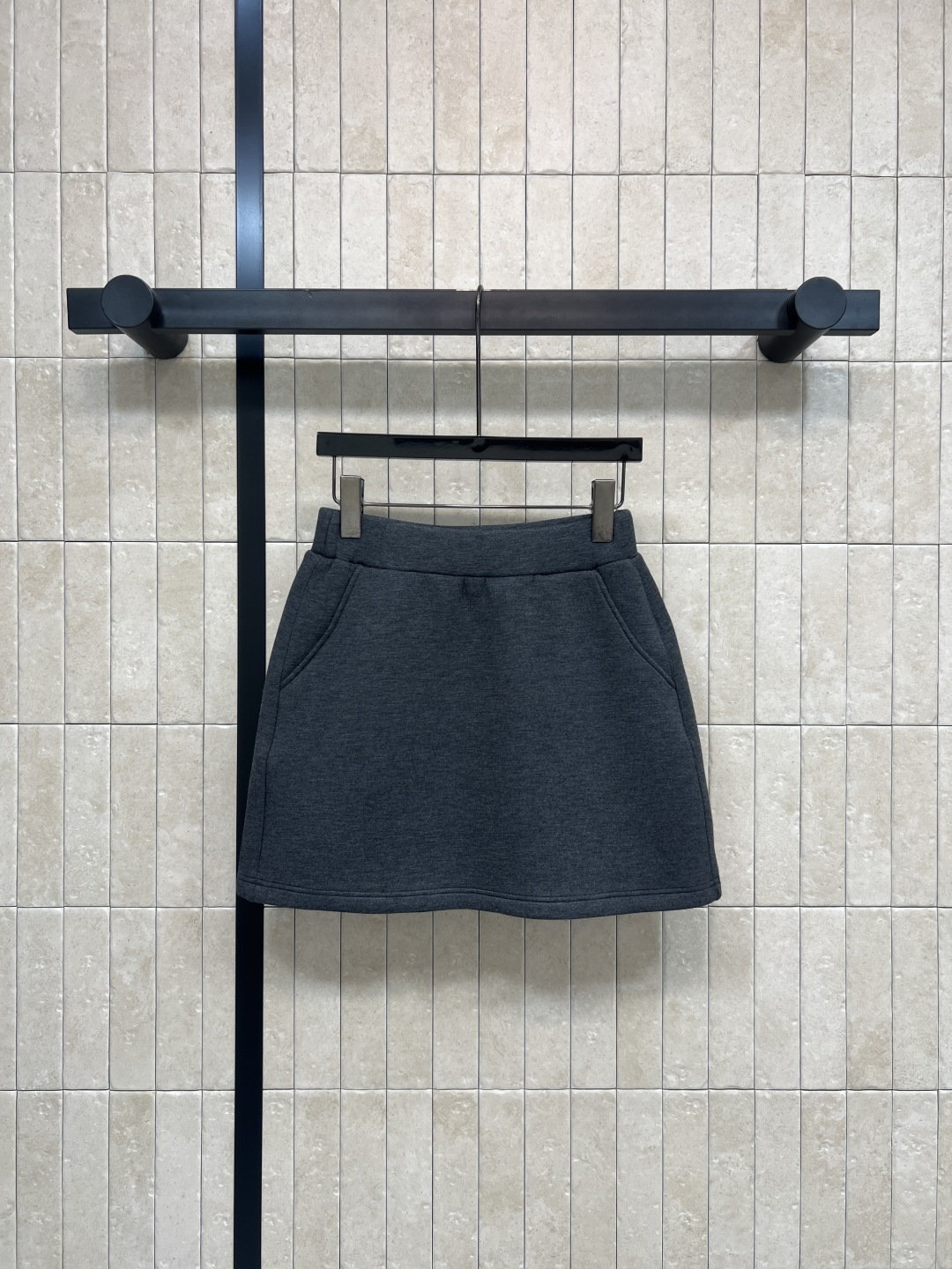 NO:758207,G Home 26 spring and summer new style gray high-waisted A-line skirt. The high-waisted design elongates the leg proportions. The A-line version is slim and flatters the crotch. The pear-shaped figure is friendly and the skirt length is moderate. Small people can easily manage it. It is OK for commuting and dating. The dark gray is versatile and not picky. It looks good with sweaters, sweatshirts and coats. Simple and practical. Three sizes in one color.  Size/S-M-L,,gucci,hoodie,sweatshirts,skirts,sweaters,19860909G家 26春夏新款 灰色高腰A字半身裙 高腰设计拉长腿部比例 A字版型显瘦又修饰胯部 梨形身材友好象 裙长适中 小个子也能轻松驾驭 通勤约会都OK 深灰色百搭不挑人 随便配毛衣、卫衣、大衣都好看 简约又实用 一色三码 Size/S-M-L,,gucci,hoodie,sweatshirts,skirts,sweaters,,Women's clothing