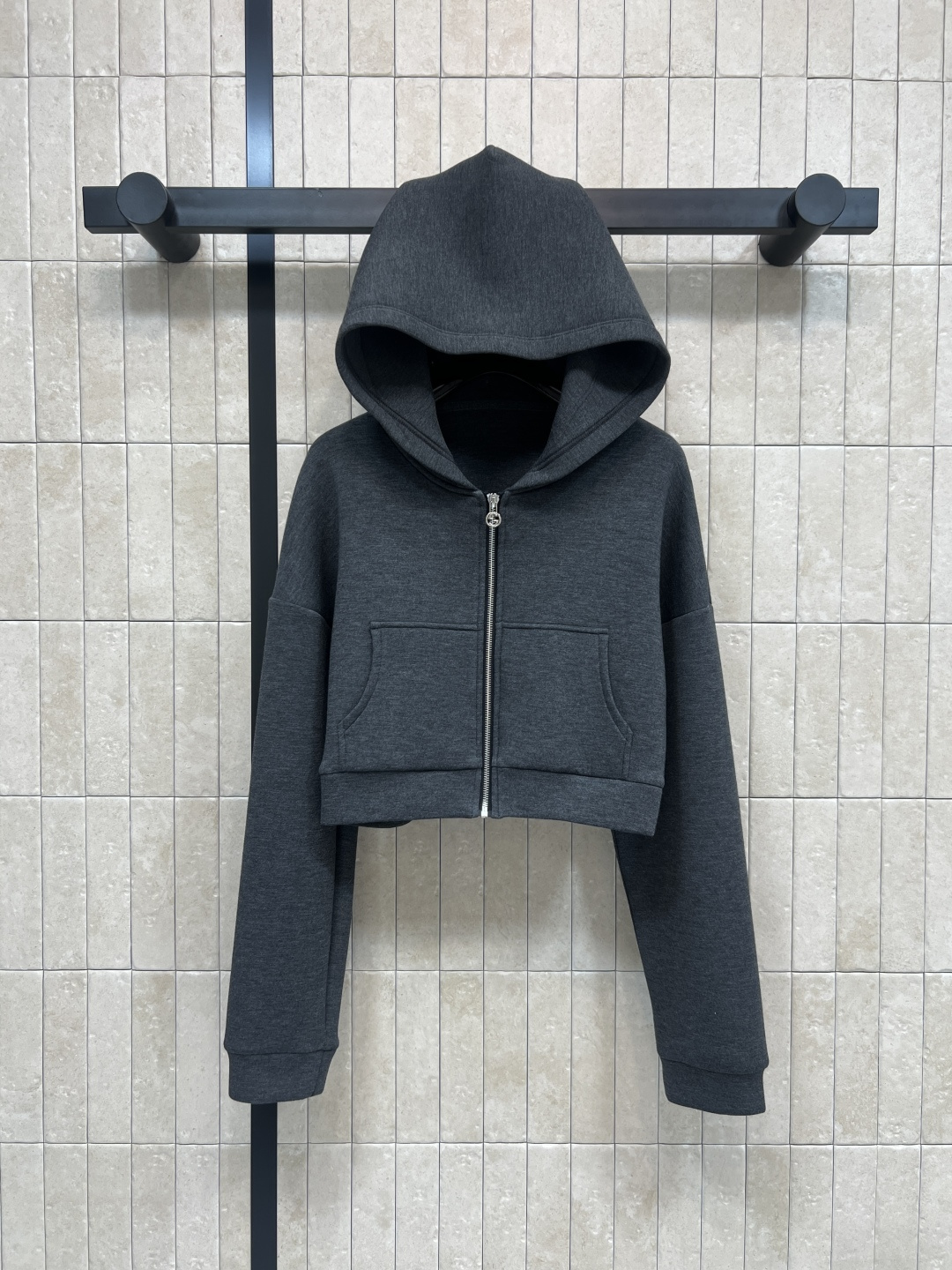 NO:758266,G Home 26 spring and summer new style gray hooded short sweatshirt jacket with brushed lining design, soft and warm, short cut + full zipper, easy to put on and take off, hooded casual feel, sesame gray, low-key and versatile, easy to match with the same series of skirts and trousers bottoms, lift the waistline to show leg length, can be easily controlled for commuting, leisure and outdoor, three sizes in one color Size/S-M-L,,gucci,hoodie,sweatshirts,skirts,jackets &  coats,hats,19860909G家 26春夏新款 灰色连帽短款卫衣外套 内里拉毛设计 柔软又保暖 短款剪裁+全拉链 穿脱方便 连帽休闲感满分 芝麻灰色低调百搭 轻松搭配同系列短裙 长裤下装 提升腰线超显腿长 通勤、休闲、户外都能轻松驾驭 一色三码 Size/S-M-L,,gucci,hoodie,sweatshirts,skirts,jackets & coats,hats,,Women's clothing