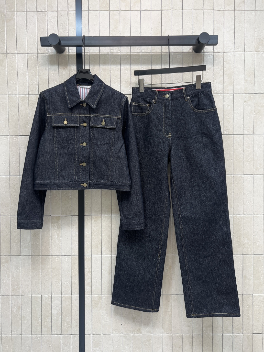 NO:758272,Jackets and trousers TB Home 26 new spring and summer style American retro street denim suit Lapel jacket + high-waisted jeans Denim is really a versatile item all year round The short slim-fitting jacket flatters the figure and makes the legs longer. The pants are also made of the same material with striped splicing inside. One set can be paired with a cool and handsome look. Highly recommended for early spring must-haves. Three sizes in one color Size/S-M-L,,jeans,jackets & coats,19860909外套长裤TB家 26春夏新款 美式复古街头牛仔套装 翻领外套+高腰牛仔裤 牛仔真的是一年四季的百搭单品 短款修身外套修饰身材很显腿长 裤子也是同款面料 里面条纹拼接 一套搭配酷帅感直接拉满 强烈推荐早春必备穿搭 一色三码Size/S-M-L,,jeans,jackets & coats,,Women's clothing