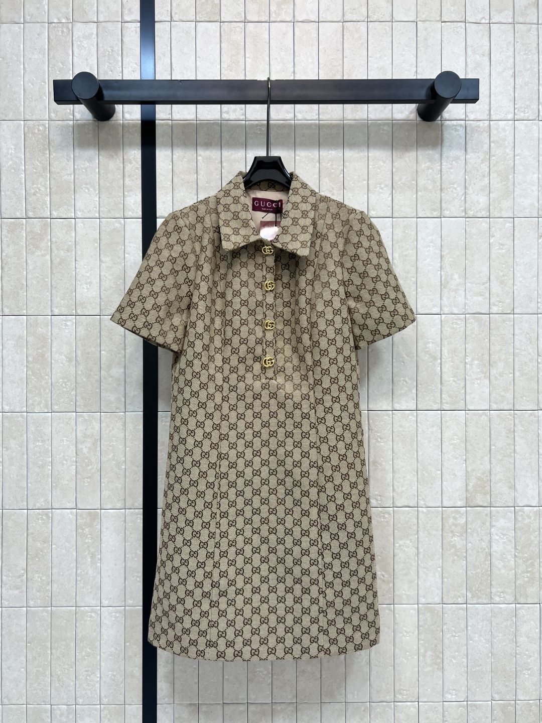 NO:758213,G Home 26 spring and summer new GG jacquard Polo collar dress, classic double G presbyopic pattern, highly recognizable!  Polo collar + short sleeve design, retro and fashionable, gold GG buttons are embellished with details, high-quality jacquard fabric, comfortable and textured to wear, moderate length of skirt, can be easily managed for commuting and parties. Pair with high heels or clutch bag, elegant temperament can be completed in one color and three sizes. Size/S-M-L,,gucci,high heels,handbag,skirts,T-shirt,19860909G家 26春夏新款 GG提花Polo领连衣裙 经典双G老花图案 辨识度超高！Polo领+短袖设计 复古又时髦 金色GG 纽扣点缀细节感满满 高品质提花面料 穿着舒适有质感 裙长适中 通勤、聚会都能 轻松驾驭 搭配高跟鞋或手拿包 优雅气质直接拉满一色三码 Size/S-M-L,,gucci,high heels,handbag,skirts,T-shirt,,Women's clothing