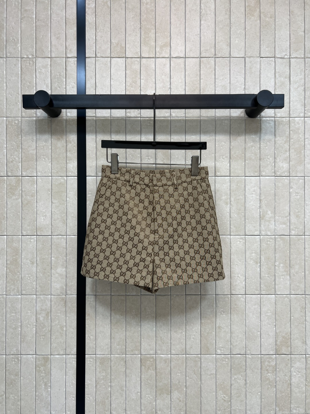 NO:758230,G Home 26 spring and summer new style GG jacquard high-waisted shorts, classic presbyopic design, brown beige fabric, high brand recognition!  The high-waisted A-line version modifies the waistline. It is comfortable and fashionable ~ can be easily used for daily leisure and vacation. Pair it with the same series of tops or simple T-shirts to easily get a high-end style. Fashionable and practical, it can easily enhance the look! Three sizes in one color Size/S-M-L,, gucci, shorts, tees, t-shirt,19860909G家 26春夏新款 GG提花高腰短裤 经典老花设计 棕米色织物面料 品牌辨识度超高！高腰A字版型 修饰腰线 舒适又时髦~日常休闲、度假都能轻松驾驭 搭配同系列上衣或简约T恤 轻松get高级感穿搭风格 时尚实用 轻松提升造型感!一色三码 Size/S-M-L,,gucci,shorts,tees，t-shirt,,Women's clothing