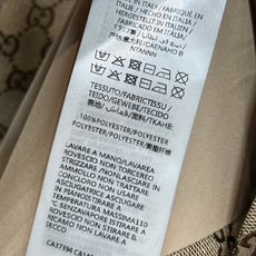 G家 26春夏新款 GG提花无袖西装马甲 经典米色+深棕GG老花 辨识度超高!无袖剪裁+翻领设计 腰部同 G家 26春夏新款 GG提花无袖西装马甲 经典米色+深棕GG老花 辨识度超高!无袖剪裁+翻领设计 腰部同