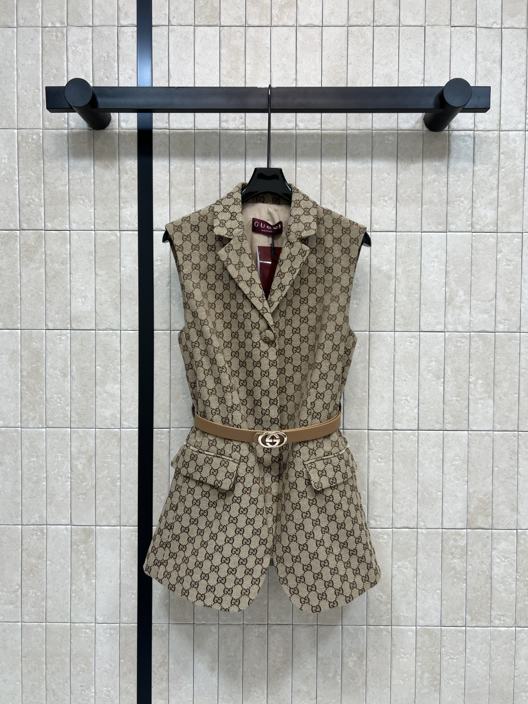 NO:758243,G Home 26 spring and summer new style GG jacquard sleeveless suit vest, classic beige + dark brown GG presbyopia, highly recognizable!  Sleeveless cut + lapel design. Leather belt of the same color at the waist with double G metal buckle. The waist is slimmed down to show the figure. There are decorative pockets on both sides of the smart and elegant hem. Perfect details. It can be easily used for commuting or formal occasions. It goes well with shirts and dresses. It is easy to create a high-end style. Three sizes in one color. Size/S-M-L,,gucci,skirts,shirts,business suit,19860909G家 26春夏新款 GG提花无袖西装马甲 经典米色+深棕GG老花 辨识度超高！无袖剪裁+翻领设计 腰部同色系皮质腰带配双G金属扣 收腰显身材 干练又优雅下摆两侧有装饰口袋 细节满分 通勤或正式场合都能轻松驾驭 搭配衬衫、连衣裙都很出彩 轻松打造高级感穿搭风格 一色三码 Size/S-M-L,,gucci,skirts,shirts,business suit,,Women's clothing