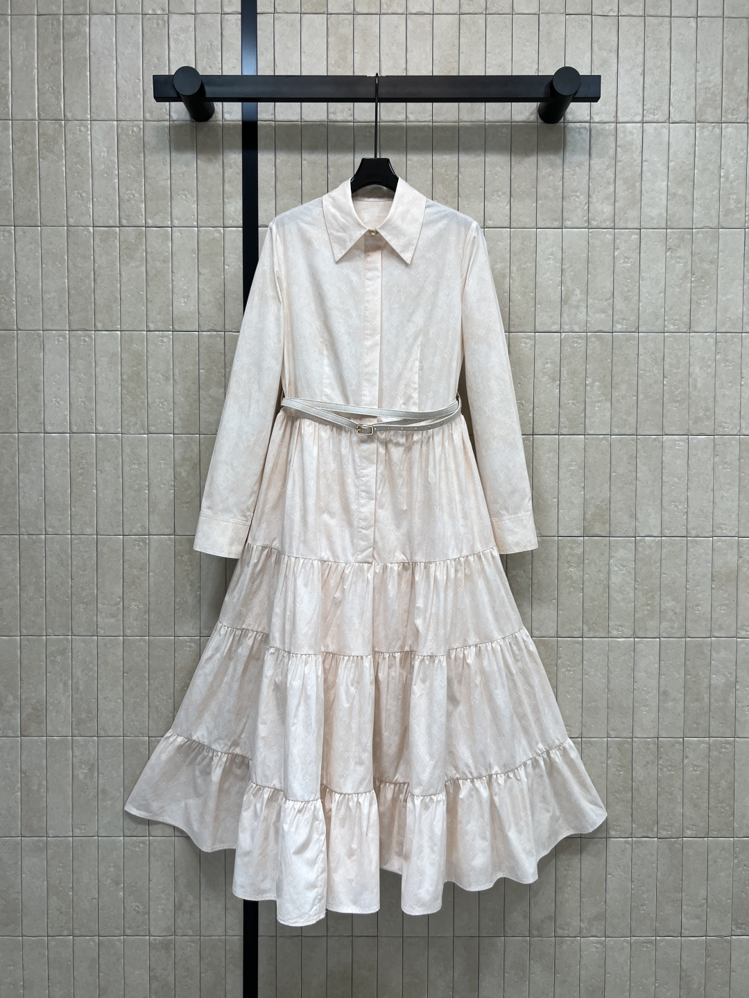 NO:758215,L's new spring and summer 26 presbyopia shirt dress, full of French elegance, lapel + long sleeve design, paired with a multi-layered skirt, full of layers, adjustable belt at the waist, easily highlights the waistline, suitable for a variety of body types, full of dark pattern prints, low-key and detailed, easy to manage for commuting, dating, and daily life, the long version covers the flesh and shows temperament, minimalist elegant style, paired with a woven bag or simple accessories, fresh and confident get! Four sizes in one color Size/S-M-L-XL,, louis  vuitton,skirts,shirts,19860909L家 26春夏新款 老花衬衫连衣裙 法式优雅感满满 翻领+长袖设计 搭配多层裙摆 层次感十足 腰间可调节皮带 轻松凸显腰线 适合多种身材 满铺暗纹印花 低调又有细节 通勤、约会、日常都能轻松驾驭 长款版型遮肉显气质 极简优雅风格 搭配编织包或简约配饰 清新自信get!一色四码 Size/S-M-L-XL,,louis vuitton,skirts,shirts,,Women's clothing