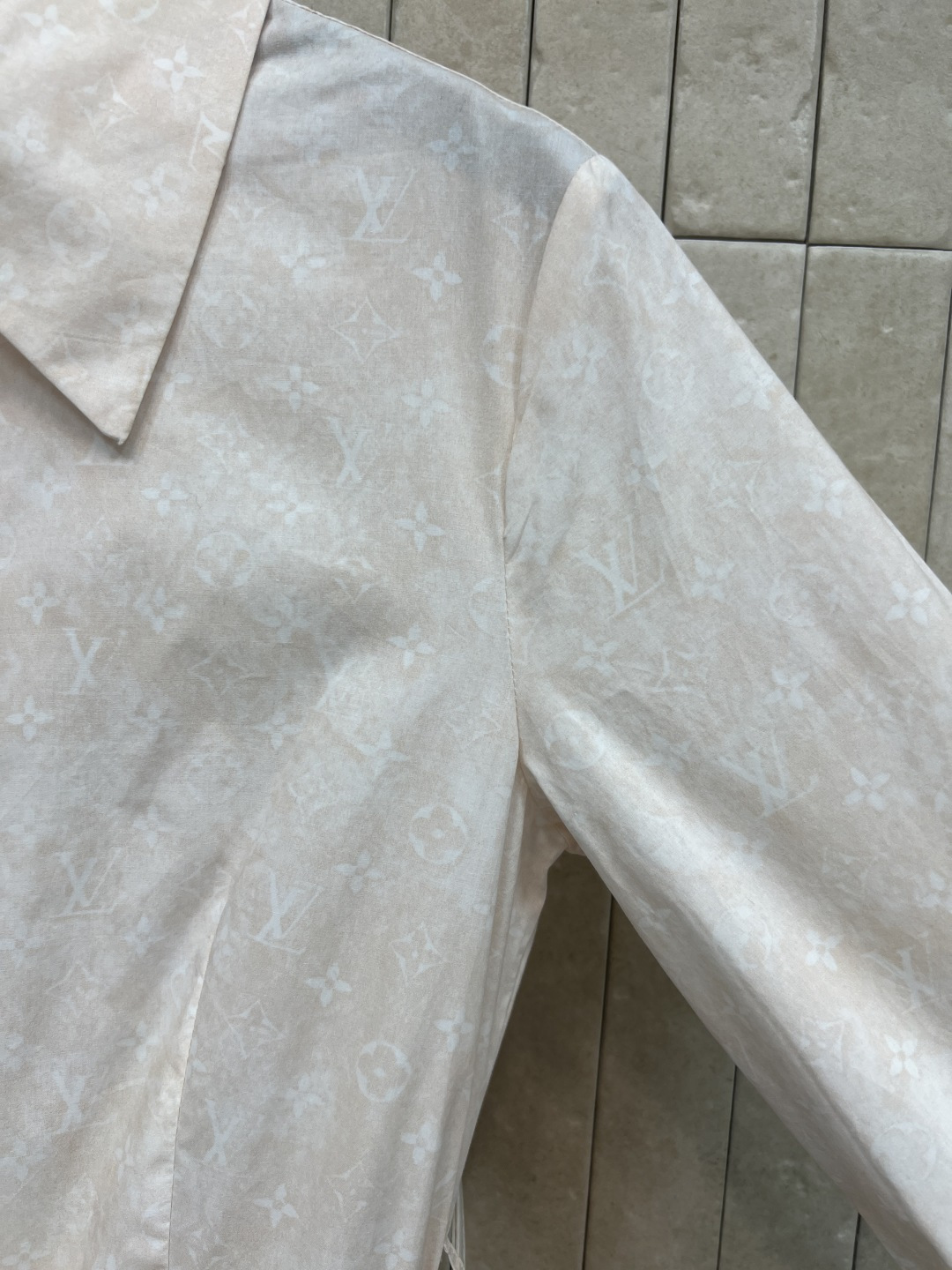 L家 26春夏新款 老花衬衫连衣裙 法式优雅感满满 翻领+长袖设计 搭配多层裙摆 层次感十足 腰间可调节