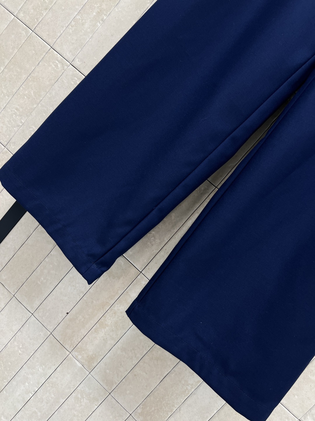 L家 26春夏新款 深蓝色抽绳阔腿裤 轻薄垂感面料 穿着超舒适透气 春夏必备！宽松直筒+抽绳设计 松紧随