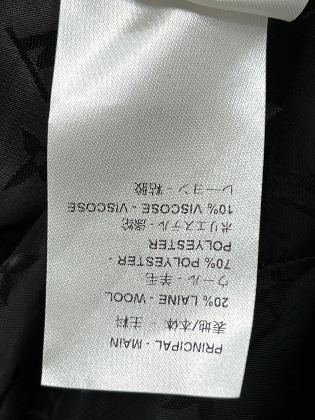 L家 26春夏新款 深蓝色修身西装外套 挺括面料 版型立体 金属纽扣+翻领设计 细节精致 质感满分通勤或