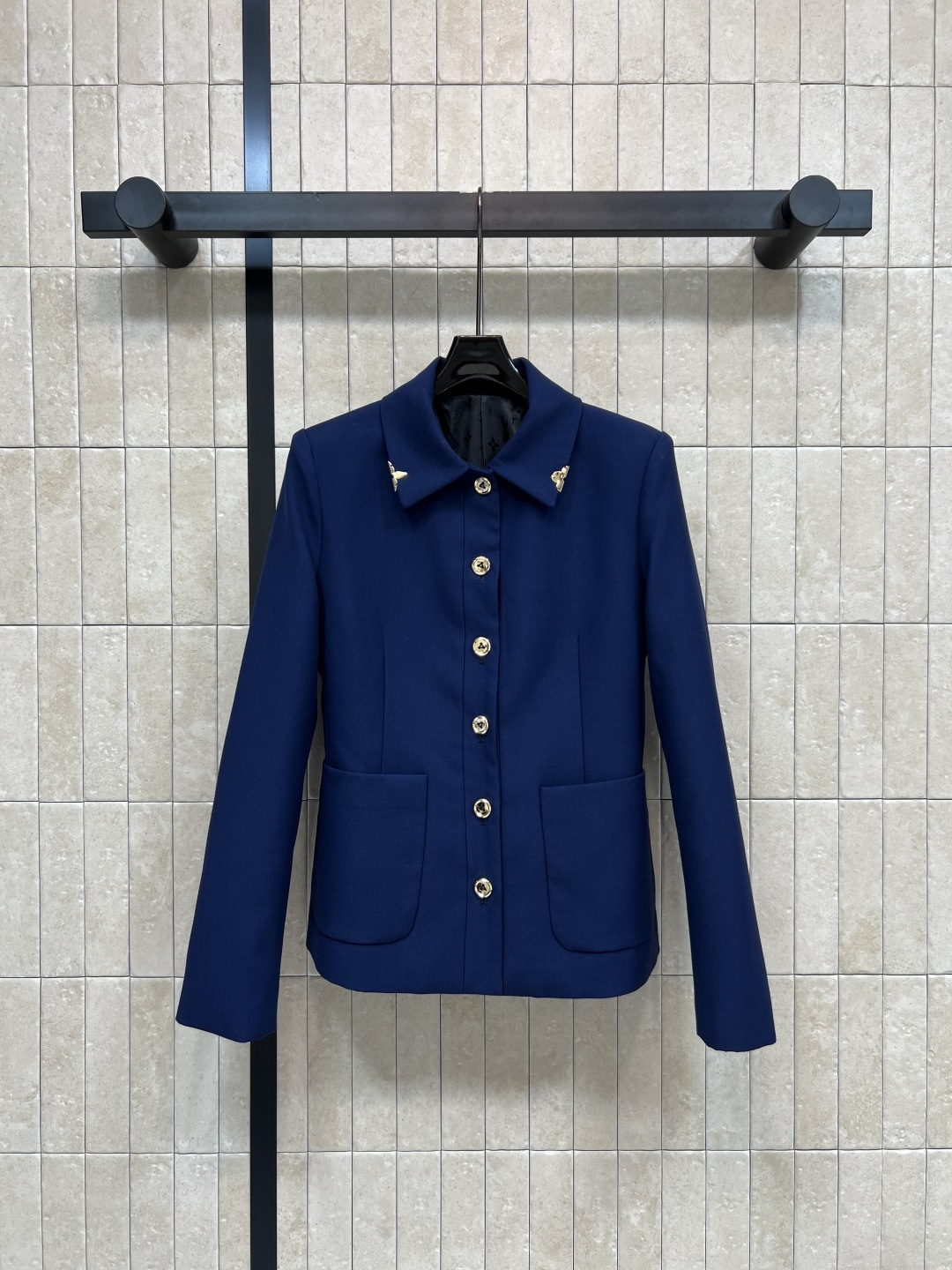 NO:758228,L's 26 spring and summer new style dark blue slim fit suit jacket, crisp fabric, three-dimensional version, metal button + lapel design, exquisite details, perfect texture, suitable for commuting or formal occasions, dark blue tone is calm and atmospheric, easy to match with trousers or skirts, can be easily managed in the workplace and banquets, get elegant and capable temperament! Four sizes in one color Size/S-M-L-XL,, louis vuitton, skirts, jackets & coats, business suit,19860909L家 26春夏新款 深蓝色修身西装外套 挺括面料 版型立体 金属纽扣+翻领设计 细节精致 质感满分通勤或正式场合都很适合 深蓝色调沉稳大气 轻松搭配裤装或裙装 职场、宴会都能轻松驾驭 优雅干练气质get! 一色四码 Size/S-M-L-XL,,louis vuitton,skirts,jackets & coats,business suit,,Women's clothing