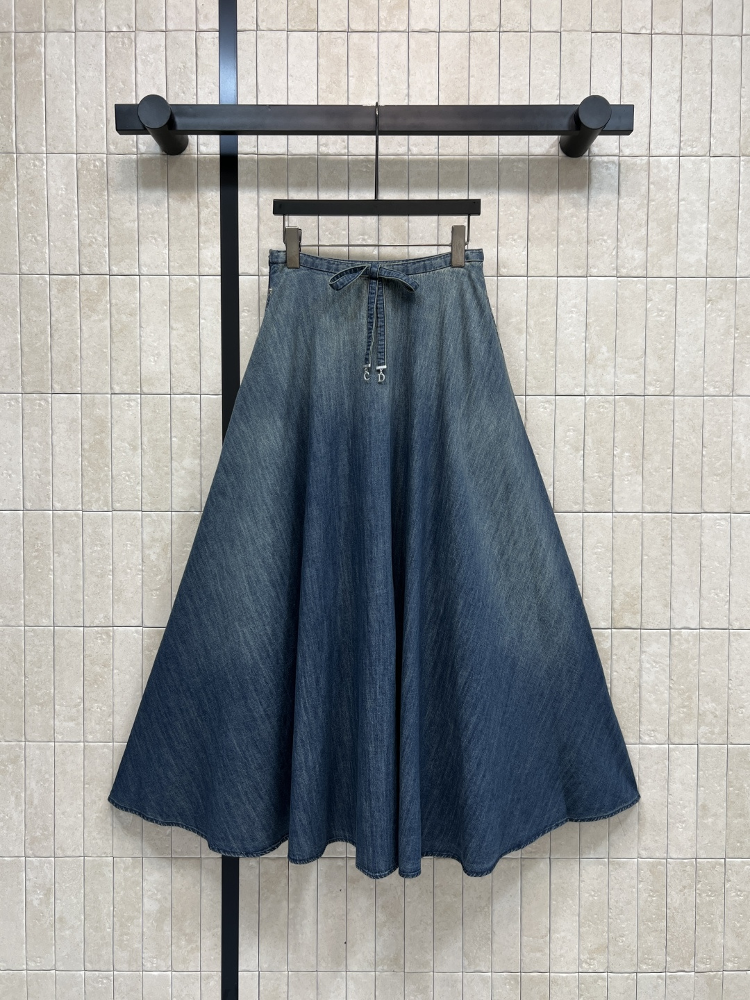 NO:758242,D Home 26 new spring and summer style retro high-waisted denim skirt, dark blue washed denim fabric, A-line umbrella skirt version, waist tie design, modified waistline, elongated leg proportions, mid-length skirt, covering the crotch and slimming down, super friendly for pear-shaped figures!  The fabric is soft and breathable and comfortable to wear in spring and autumn. The retro washed color + umbrella skirt is full of layers. It goes well with sweaters, shirts or sweaters. It can be easily used for commuting, dating, and daily outings. It is a versatile and practical item in all seasons!  Four sizes in one color Size/S-M-L-XL,,dior,hoodie,sweatshirts,skirts,shirts,19860909D家 26春夏新款 复古高腰牛仔半身裙 深蓝水洗牛仔面料 A字伞裙版型 腰部系带设计 修饰腰线 拉长腿部比例汁 中长款裙摆 遮胯显瘦 对梨形身材超友好！面料柔软透气 春秋季节穿着舒适 复古水洗色+伞裙裙摆 层次感满满 搭配针织衫、衬衫或卫衣都很出彩 通勤、约会、日常出街都能轻松驾驭 是四季百搭实用单品！一色四码 Size/S-M-L-XL,,dior,hoodie,sweatshirts,skirts,shirts,,Women's clothing