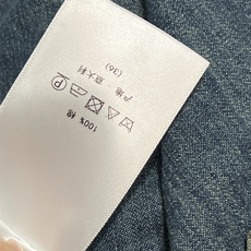 D家 26春夏新款 复古高腰牛仔半身裙 深蓝水洗牛仔面料 A字伞裙版型 腰部系带设计 修饰腰线 拉长腿部 D家 26春夏新款 复古高腰牛仔半身裙 深蓝水洗牛仔面料 A字伞裙版型 腰部系带设计 修饰腰线 拉长腿部