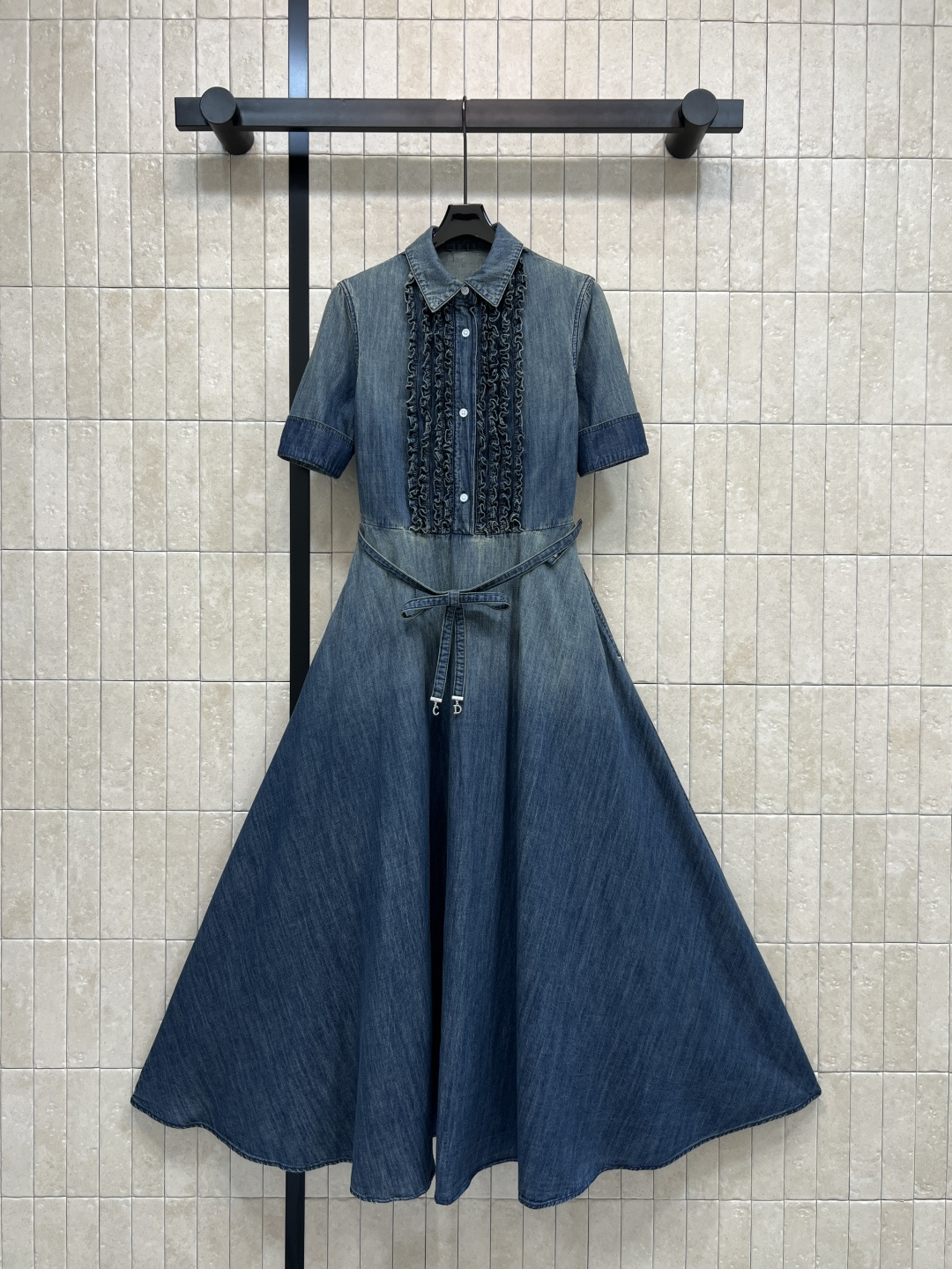 NO:758251,D Home 26 Spring and Summer New Style Lined Lotus Leaf Lace Denim Dress, Retro Denim Fabric + Exquisite Lotus Leaf Lace Placket Design, Elegant and Chinese Style A-line Skirt + Belt Design Modifies the Waistline, Looks Thin and Elegant, Can Be Easily Controlled by Small People!  Short-sleeved lapels are suitable for daily commuting and leisure. The embroidery details are super textured and look even better with simple accessories~! Four sizes in one color Size/S-M-L-XL,,dior,skirts,T-shirt,19860909D家 26春夏新款 衬式荷叶花边牛仔连衣裙 复古牛仔面料+精致荷叶花边门襟设计 优雅又有国风韵味 A字裙摆+腰带设计 修饰腰线 显瘦又飘逸 小个子也能轻松驾驭！短袖翻领 日常通勤、休闲都OK 刺绣细节超有质感 搭配简约配饰更出彩~!一色四码 Size/S-M-L-XL,,dior,skirts,T-shirt,,Women's clothing