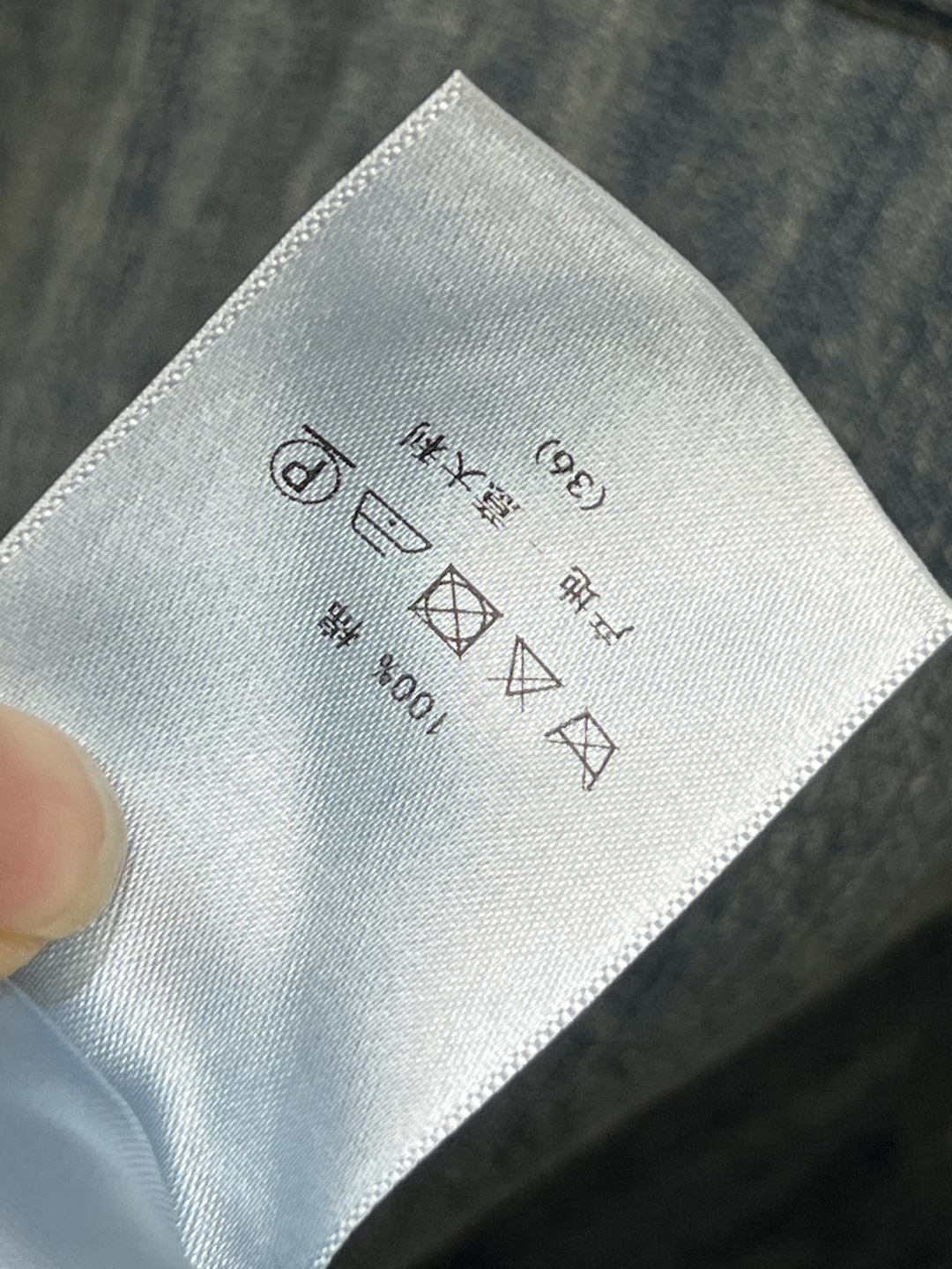 D家 26春夏新款 衬式荷叶花边牛仔连衣裙 复古牛仔面料+精致荷叶花边门襟设计 优雅又有国风韵味 A字裙